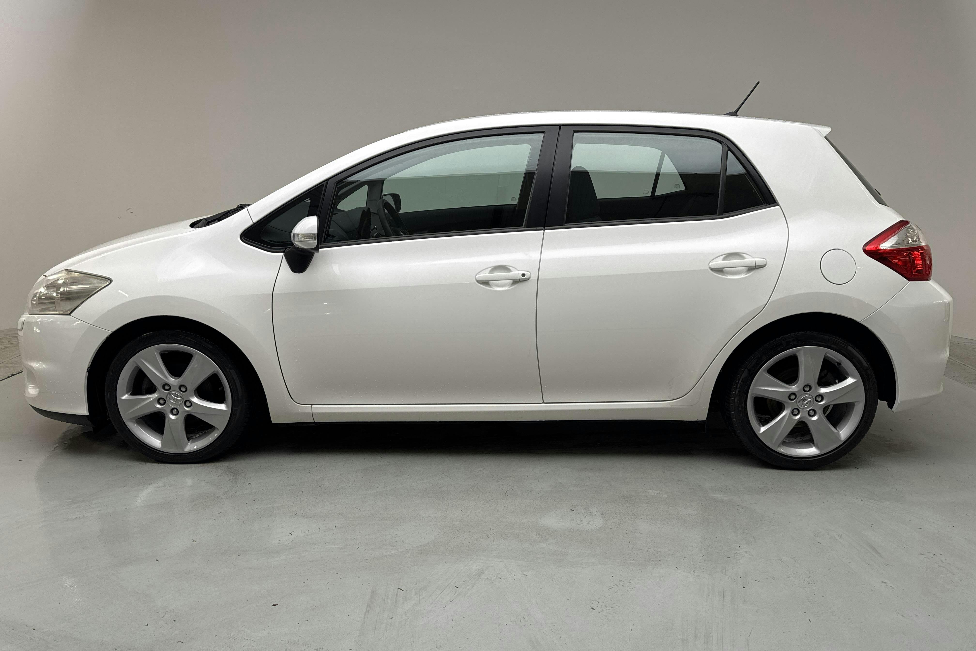 Toyota Auris 1.4 D-4D 5dr (90hk) - 12 306 mil - Manuell - vit - 2012