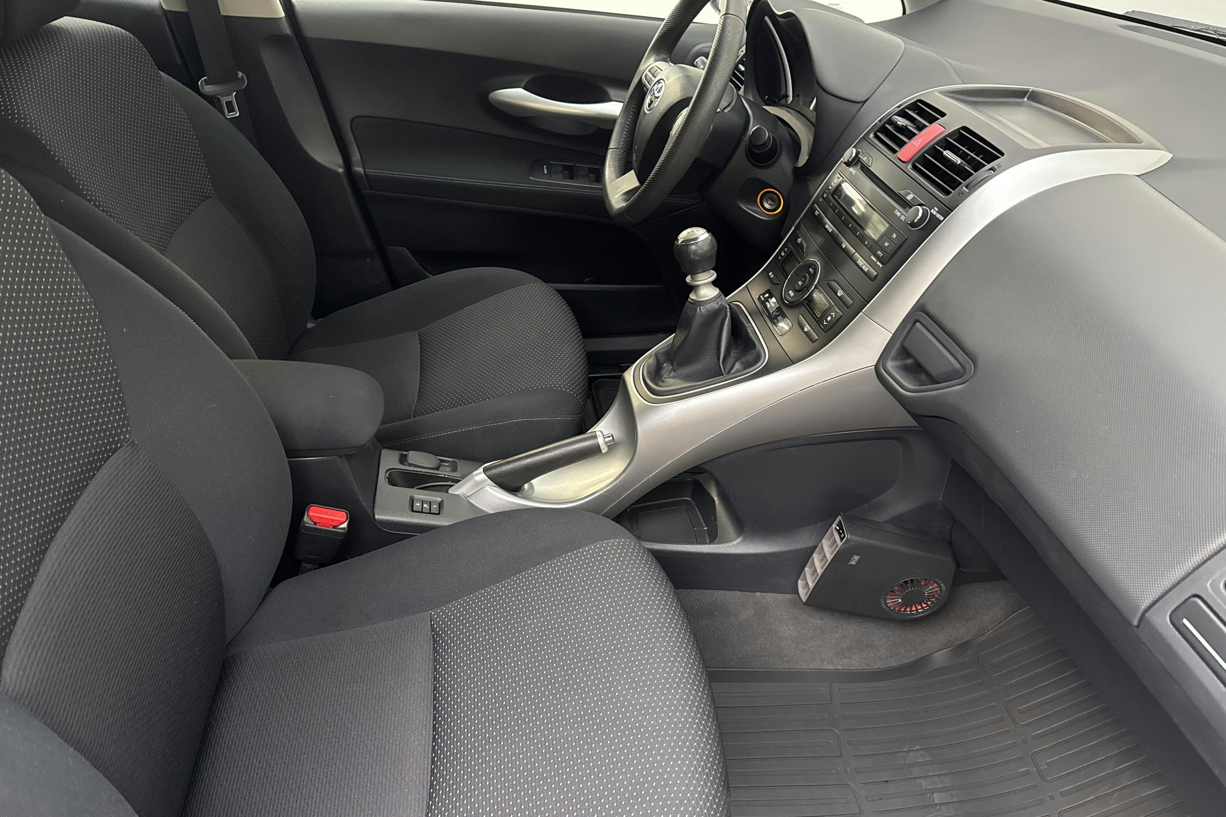 Toyota Auris 1.4 D-4D 5dr (90hk) - 12 306 mil - Manuell - vit - 2012