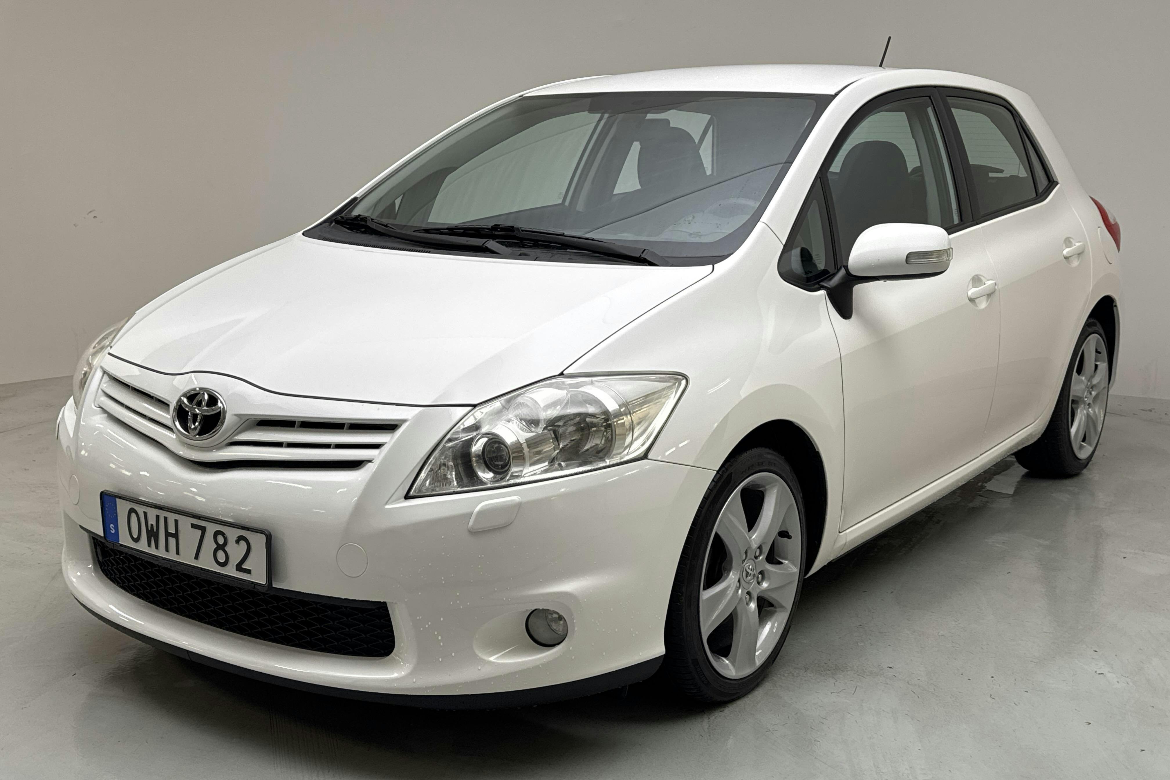 Toyota Auris 1.4 D-4D 5dr (90hk) - 12 306 mil - Manuell - vit - 2012