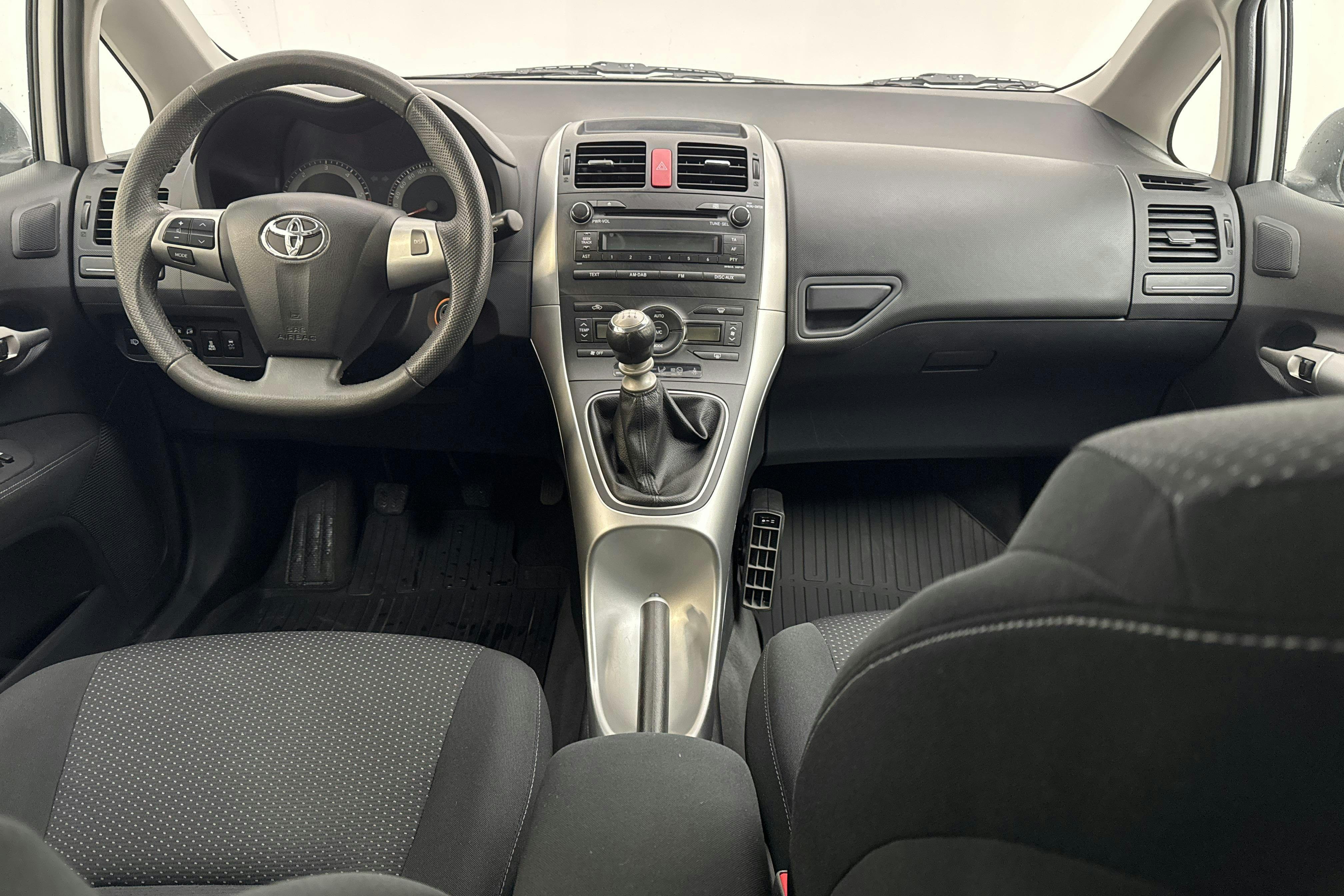 Toyota Auris 1.4 D-4D 5dr (90hk) - 12 306 mil - Manuell - vit - 2012