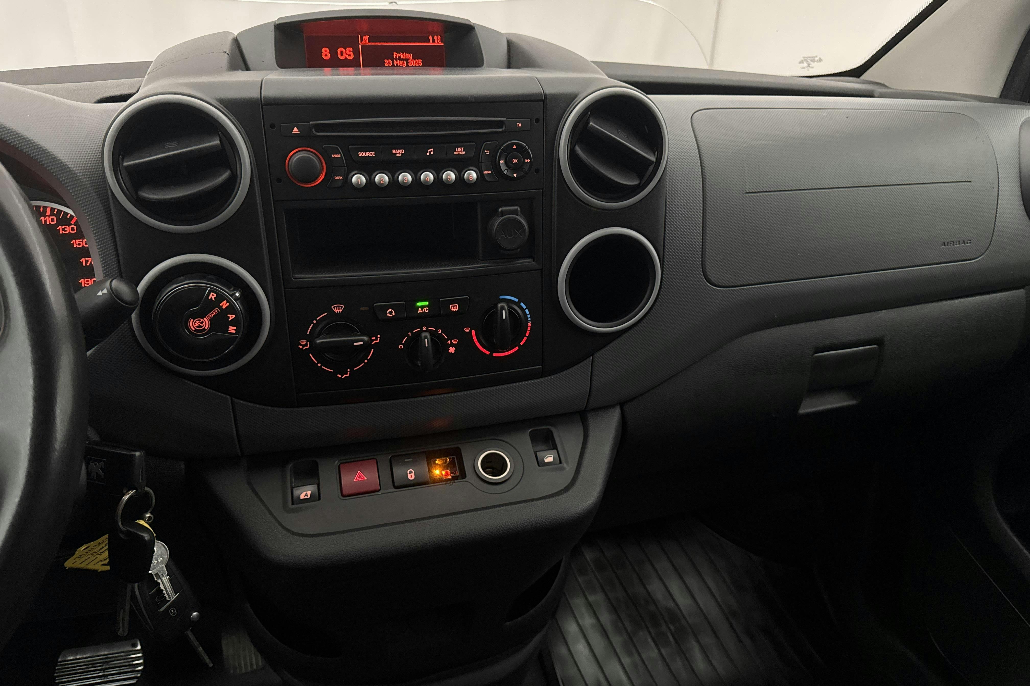 Peugeot Partner 1.6 e-HDI Skåp (90hk) - 168 240 km - Automatic - white - 2015