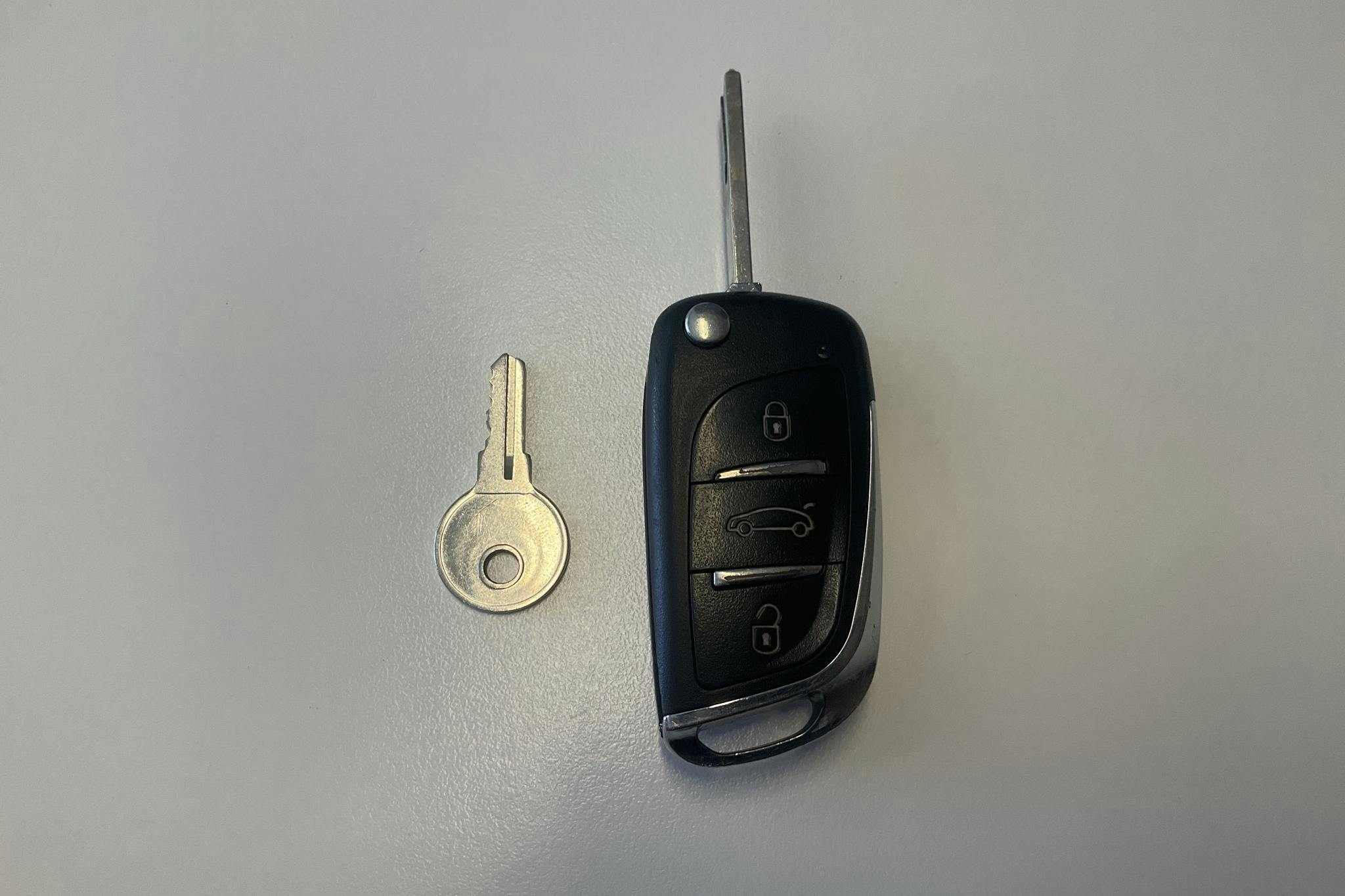 Peugeot Partner 1.6 e-HDI Skåp (90hk) - 168 240 km - Automatic - white - 2015