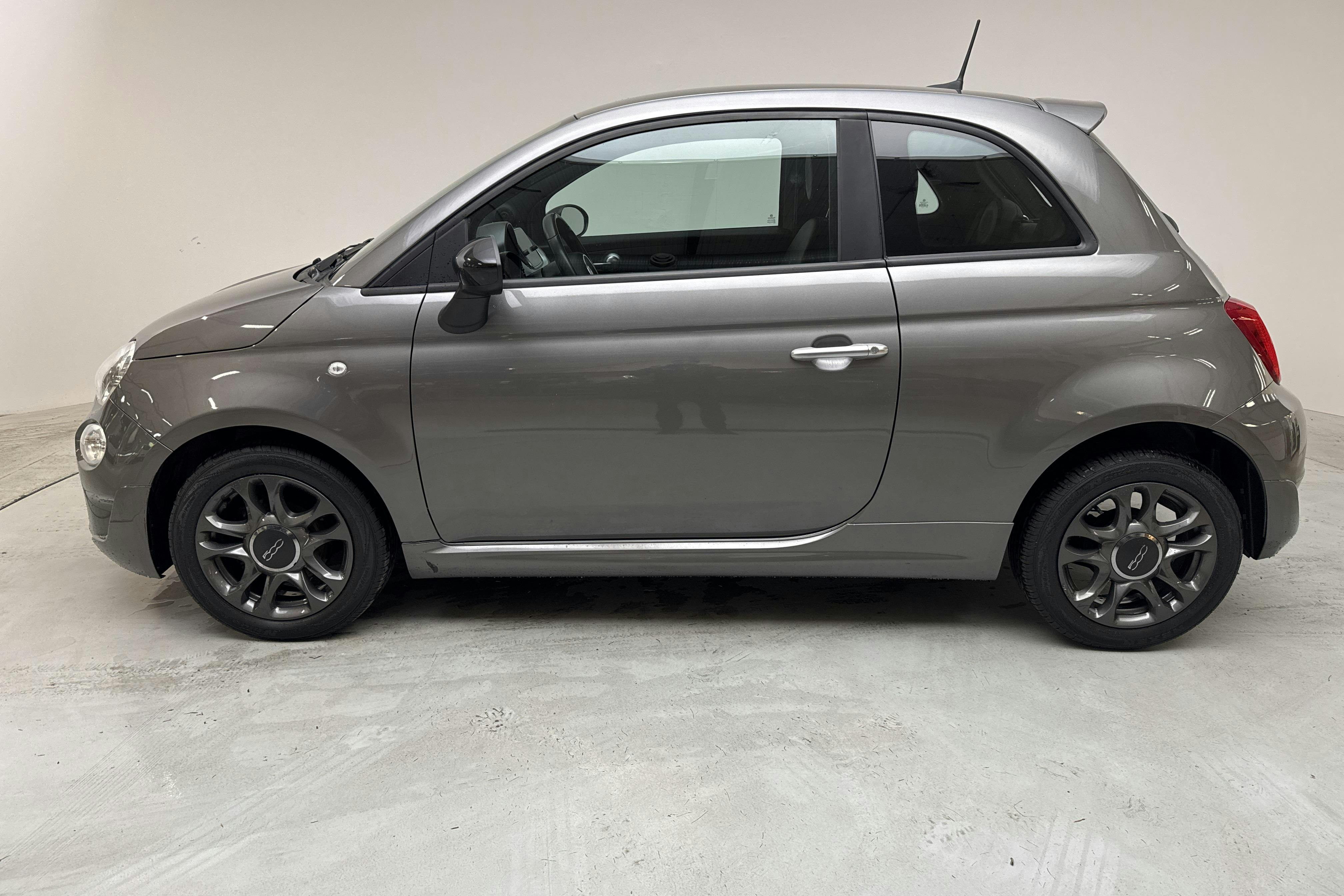 Fiat 500 Hybrid (70hk) - 4 849 mil - Manuell - grå - 2022