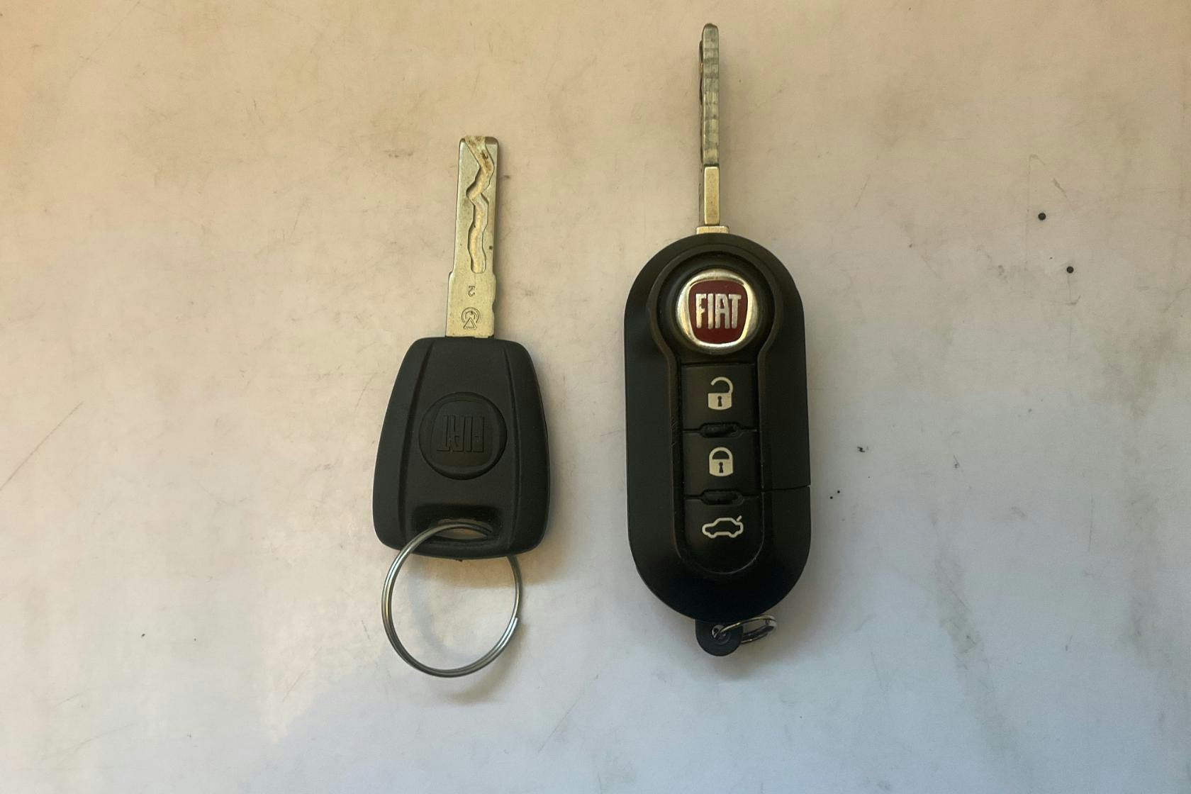 Fiat 500 Hybrid (70hk) - 4 849 mil - Manuell - grå - 2022