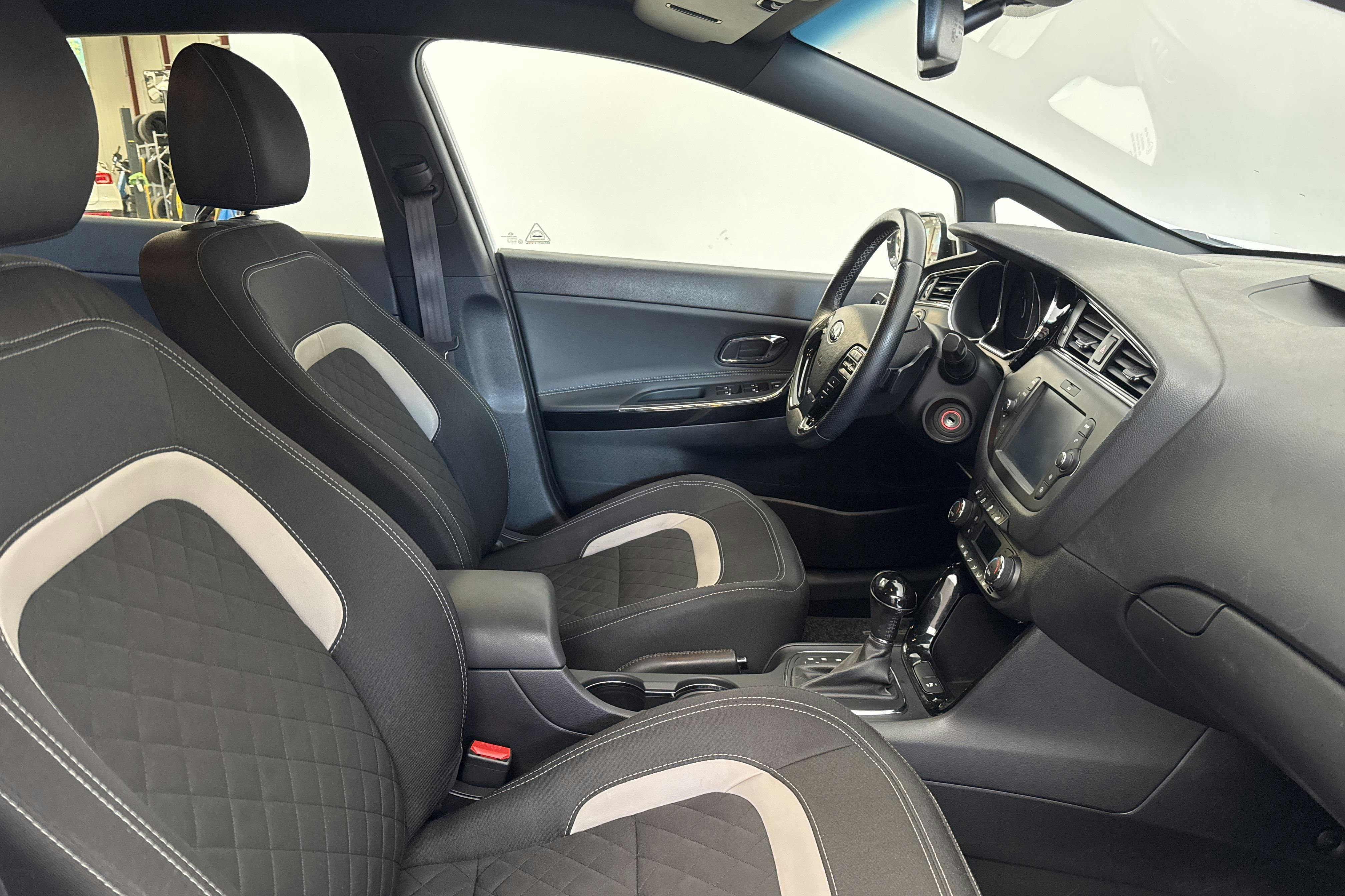 KIA Cee'd 1.6 SW (135hk) - 7 355 mil - Automat - vit - 2018