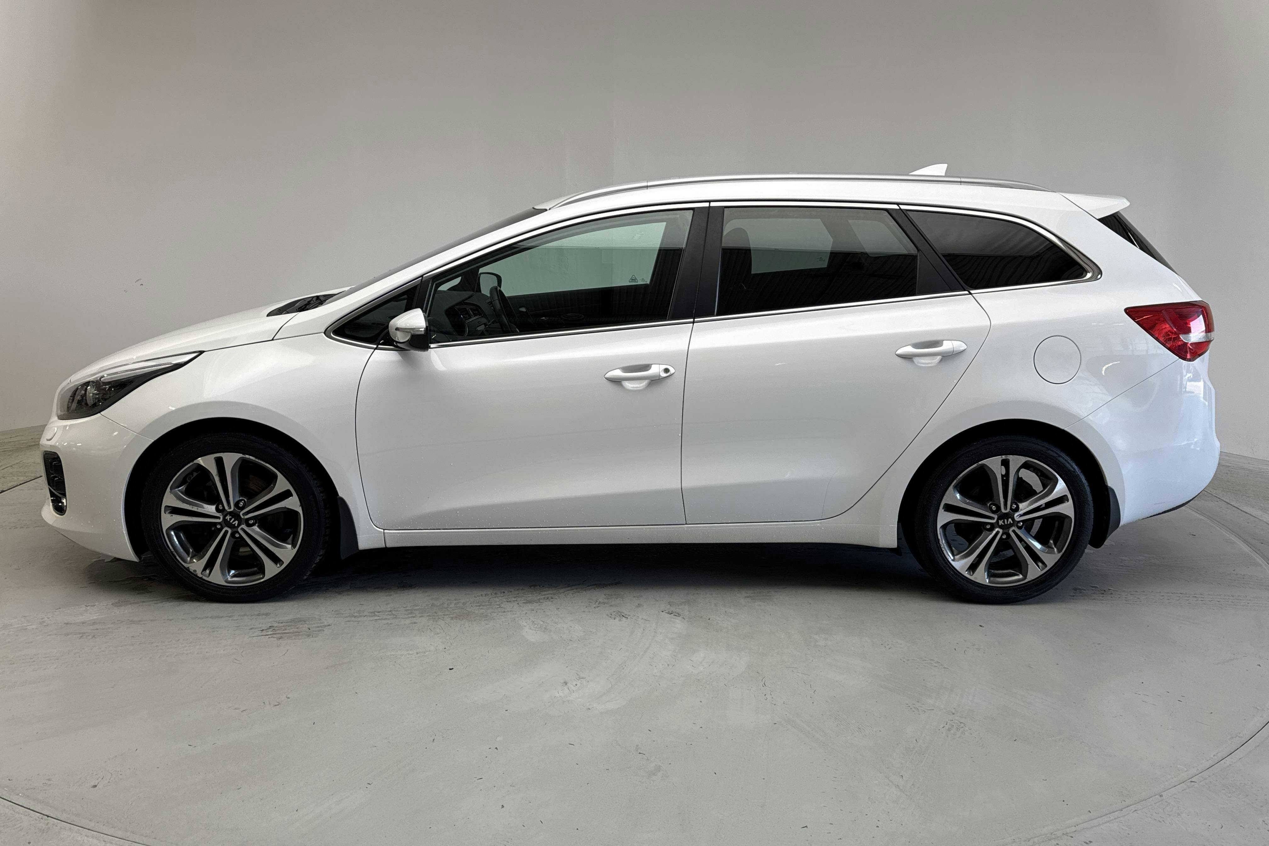 KIA Cee'd 1.6 SW (135hk) - 7 355 mil - Automat - vit - 2018