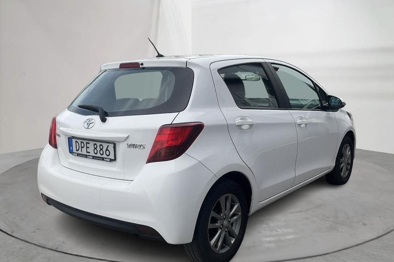Toyota Yaris 1.33 5dr (100hk) - 12 312 mil - Manuell - vit - 2015