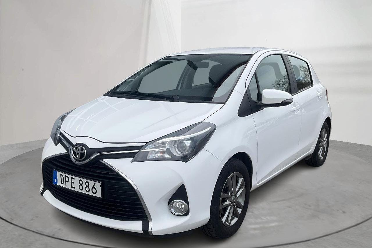 Toyota Yaris 1.33 5dr (100hk) - 123 120 km - Manualna - biały - 2015