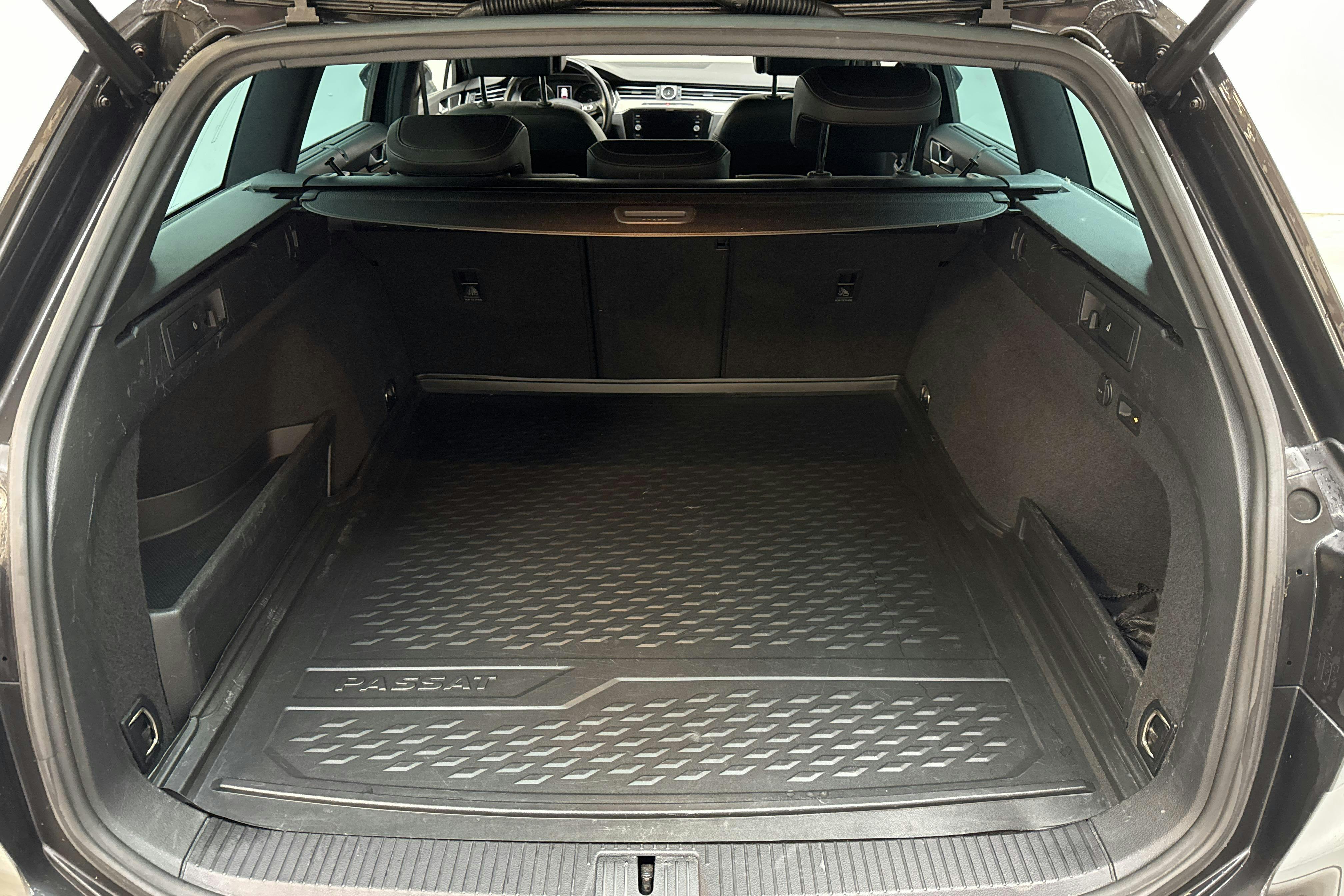 VW Passat 1.4 Plug-in-Hybrid Sportscombi (218hk) - 9 865 mil - Automat - Dark Grey - 2018