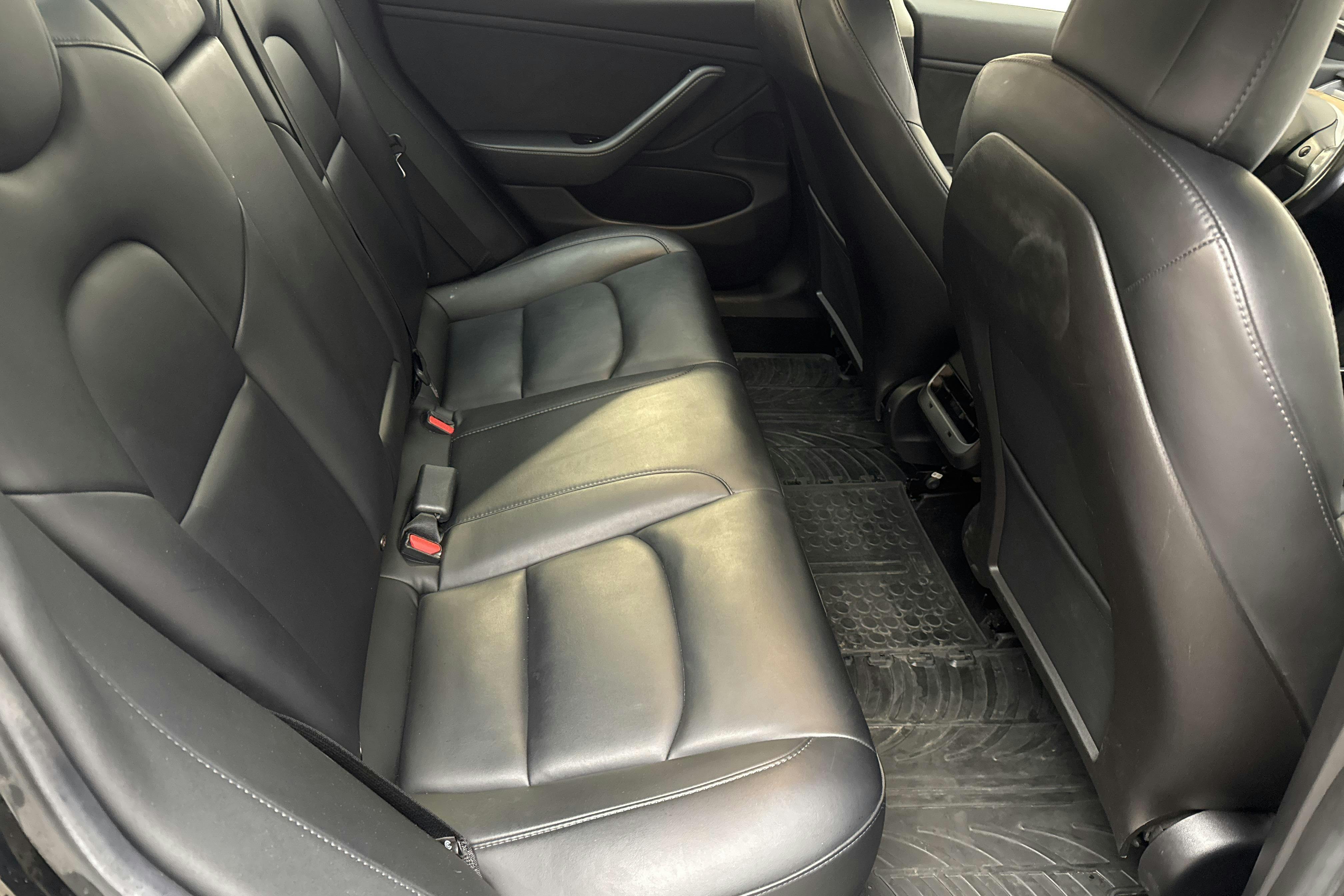 Tesla Model 3 Standard Range RWD - 17 711 mil - Automat - svart - 2019