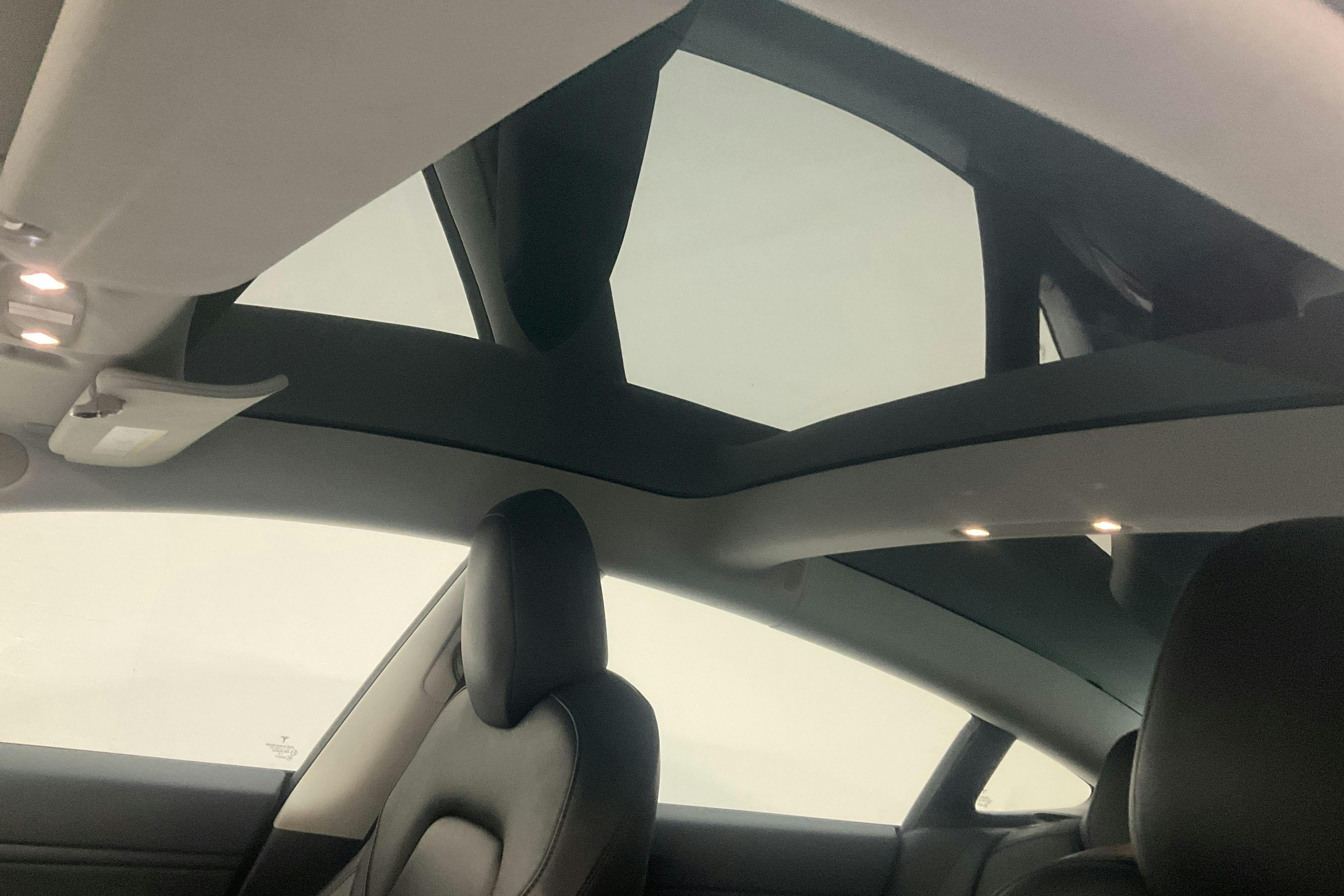 Tesla Model 3 Standard Range RWD - 17 711 mil - Automat - svart - 2019