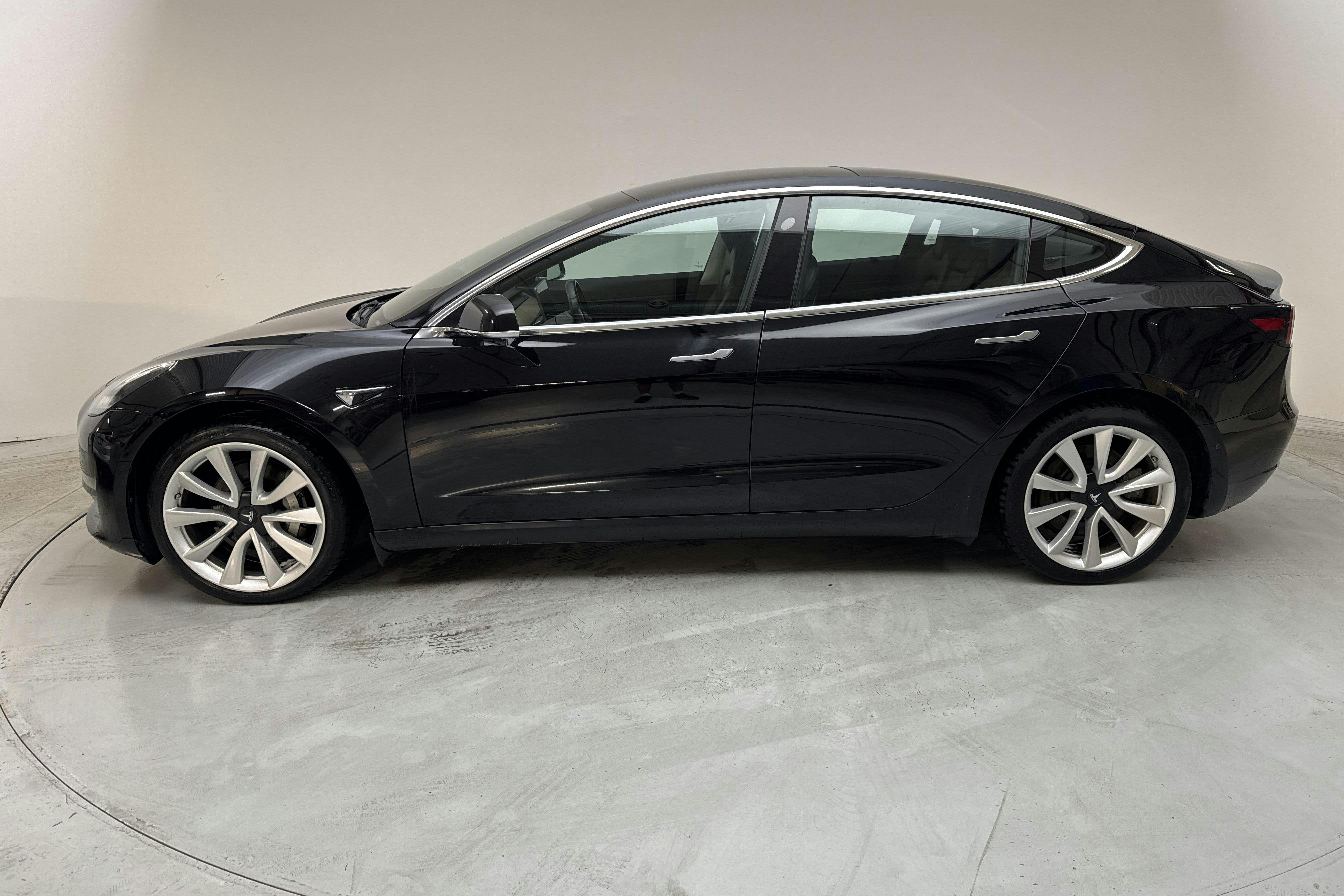 Tesla Model 3 Standard Range RWD - 17 711 mil - Automat - svart - 2019