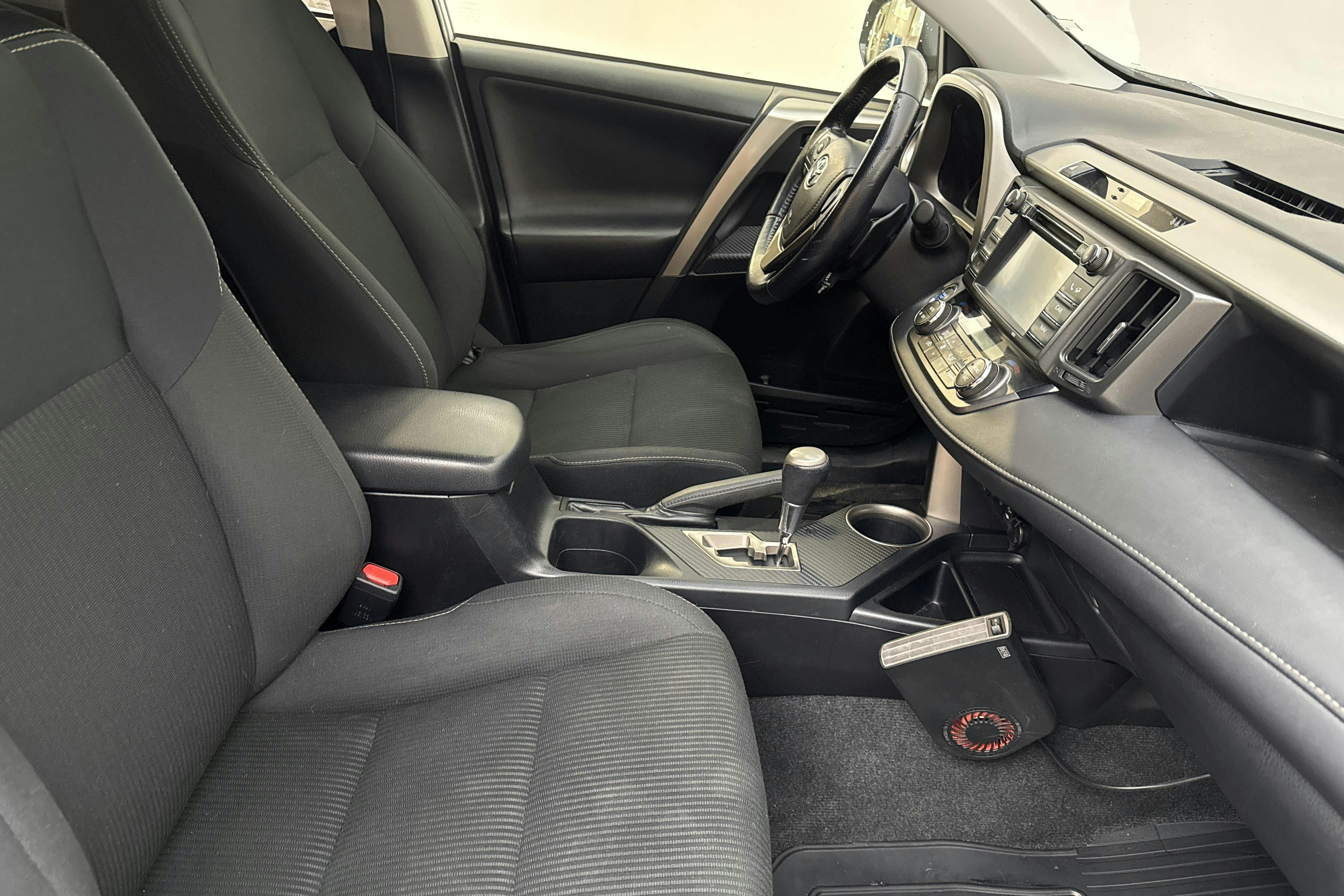 Toyota RAV4 2.0 VVT-i (151hk) - 13 679 mil - Automat - silver - 2015
