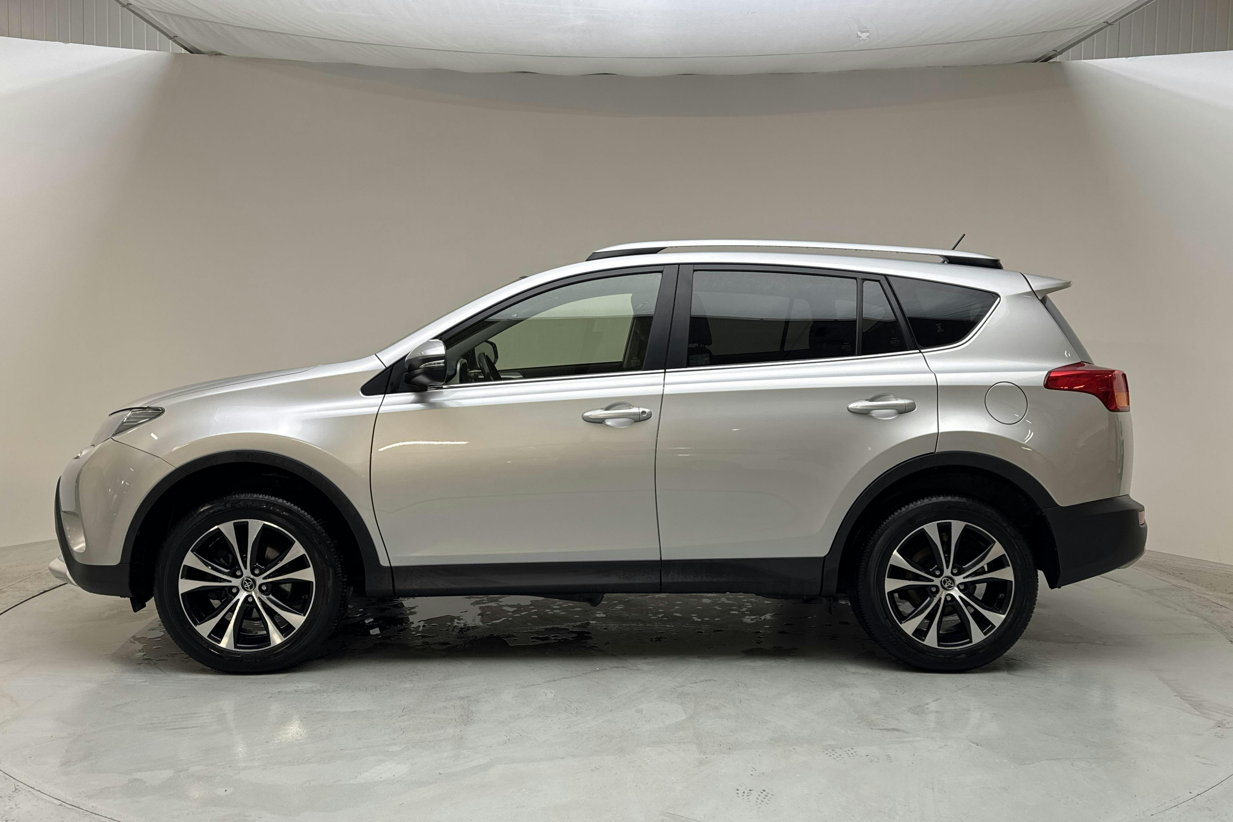 Toyota RAV4 2.0 VVT-i (151hk) - 13 679 mil - Automat - silver - 2015