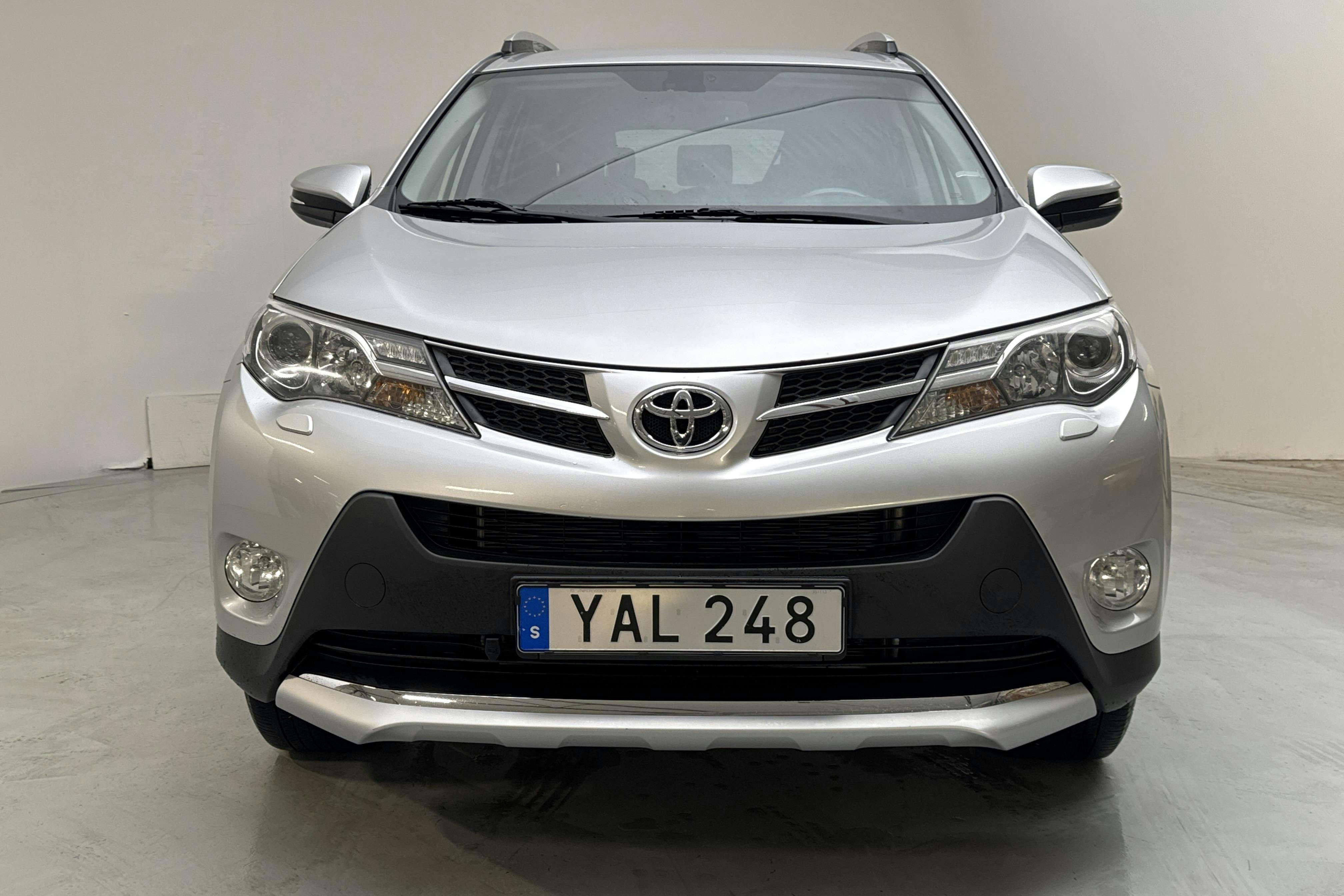 Toyota RAV4 2.0 VVT-i (151hk) - 13 679 mil - Automat - silver - 2015