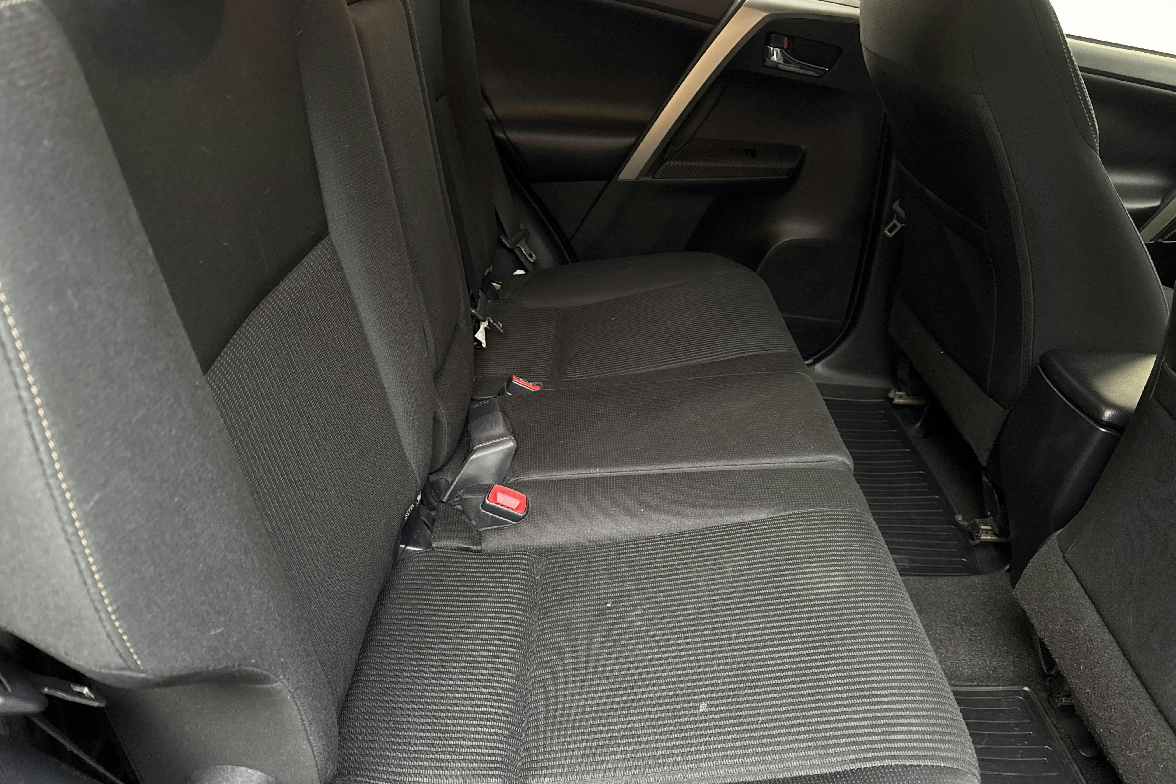 Toyota RAV4 2.0 VVT-i (151hk) - 13 679 mil - Automat - silver - 2015