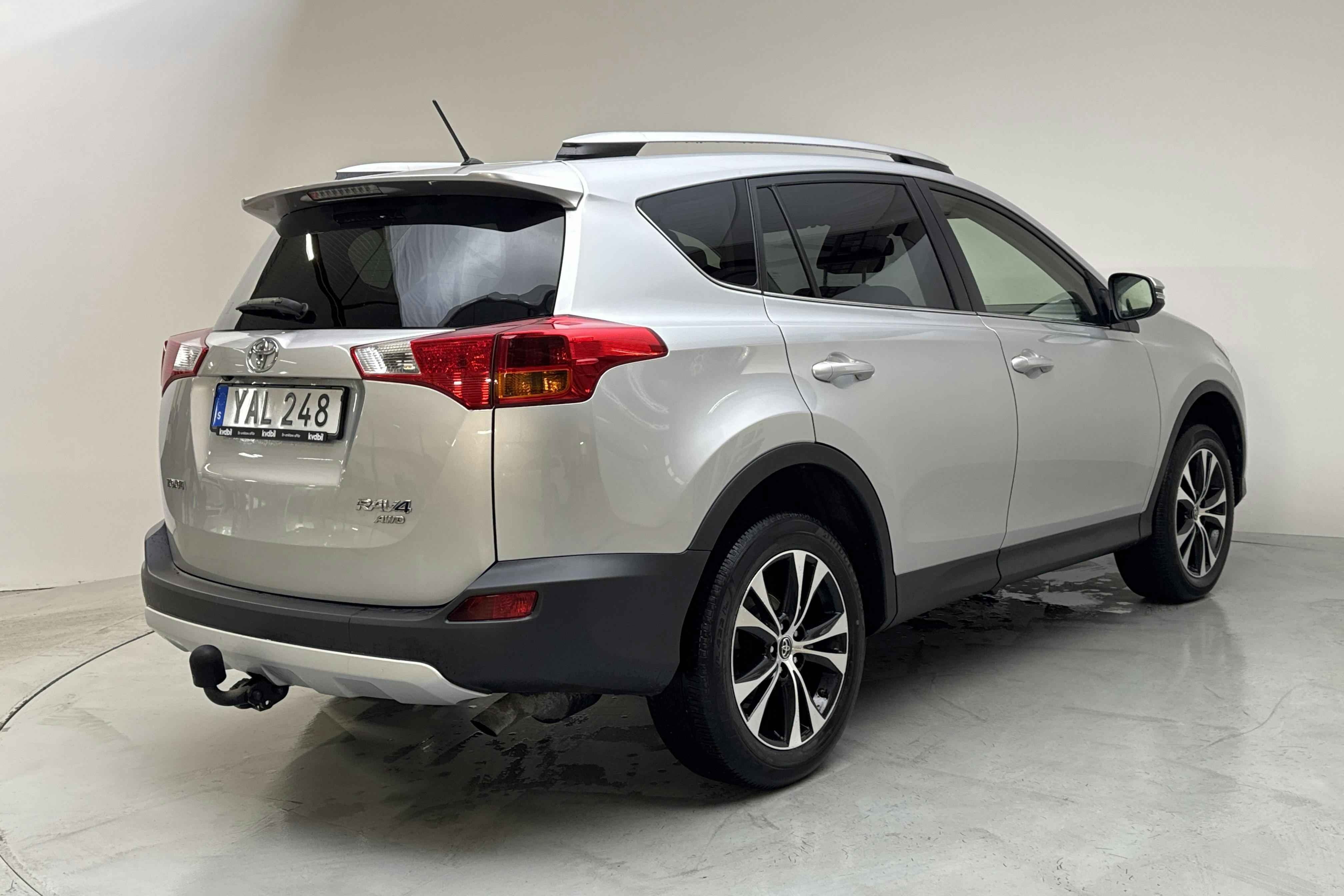 Toyota RAV4 2.0 VVT-i (151hk) - 13 679 mil - Automat - silver - 2015