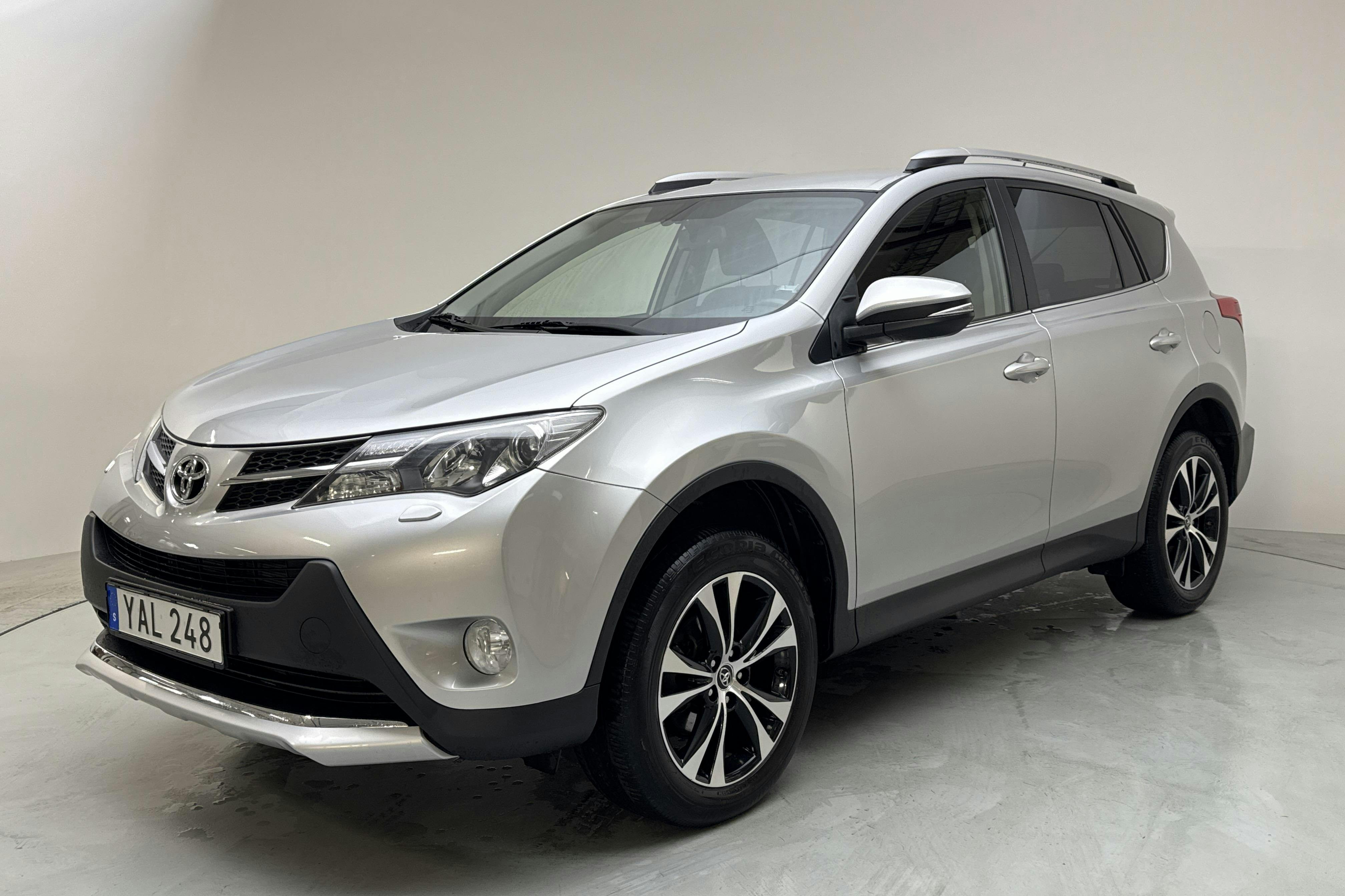 Toyota RAV4 2.0 VVT-i (151hk) - 13 679 mil - Automat - silver - 2015
