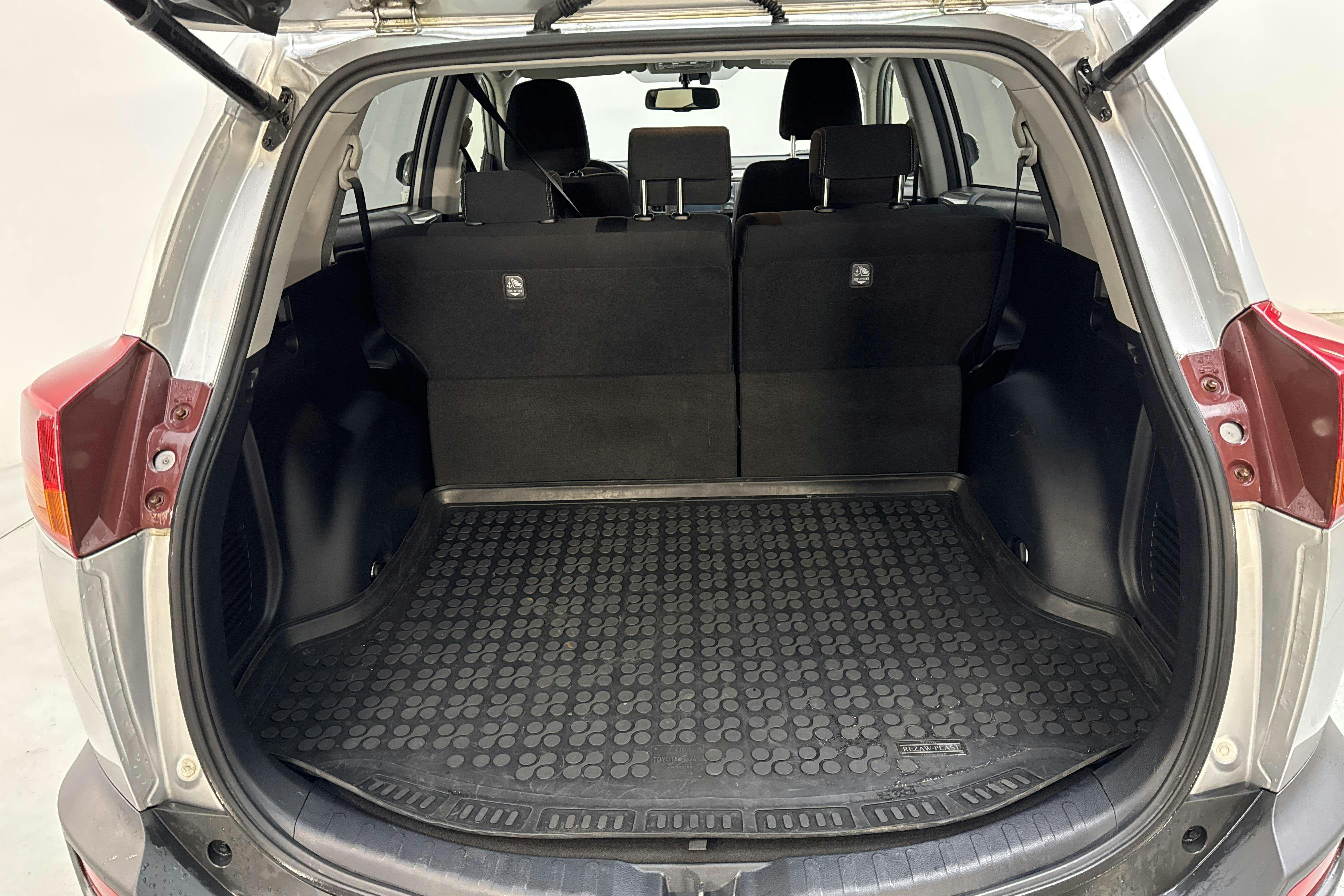 Toyota RAV4 2.0 VVT-i (151hk) - 13 679 mil - Automat - silver - 2015