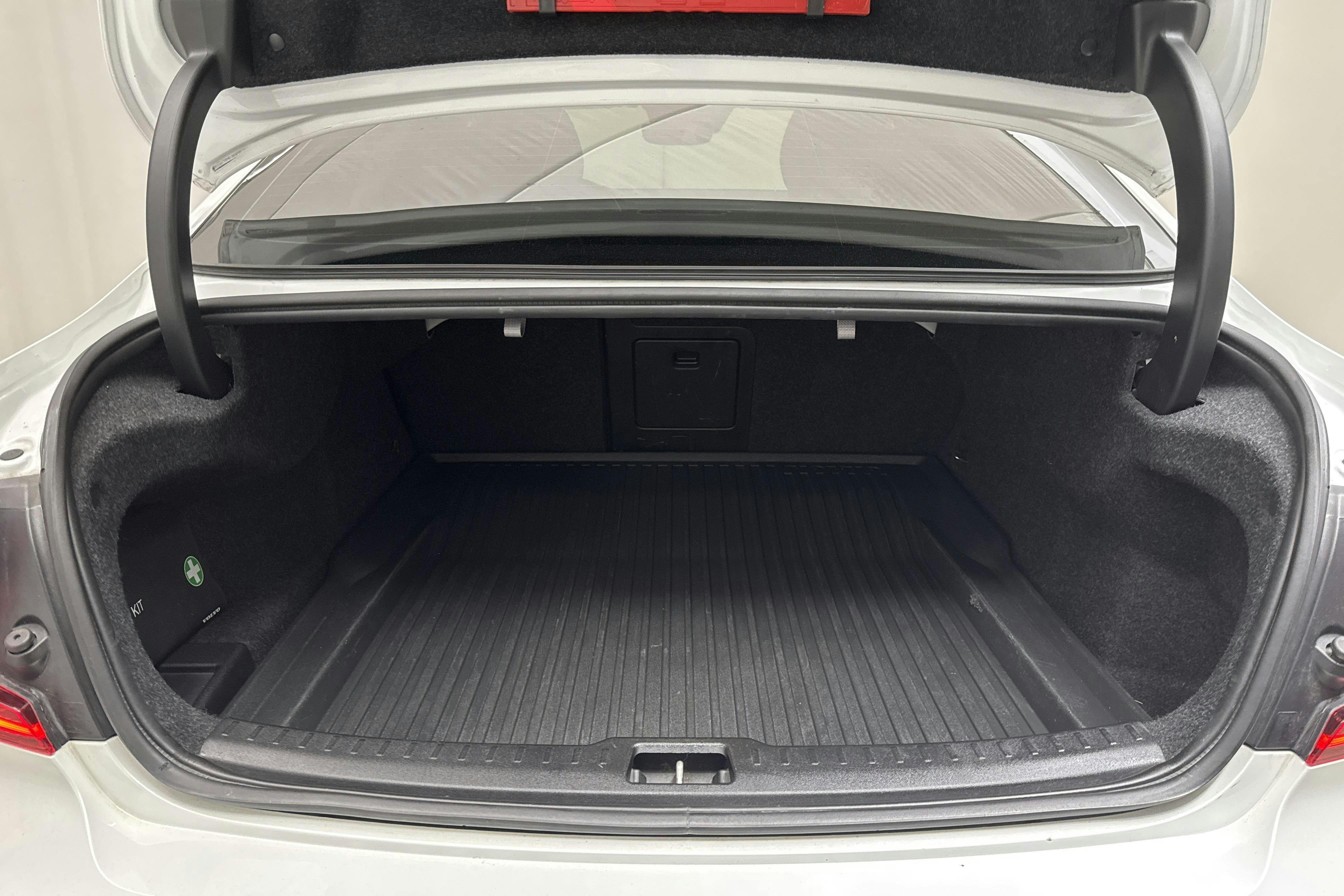 Volvo S60 T8 AWD Twin Engine Polestar Engineered (405hk) - 10 805 mil - Automat - vit - 2020