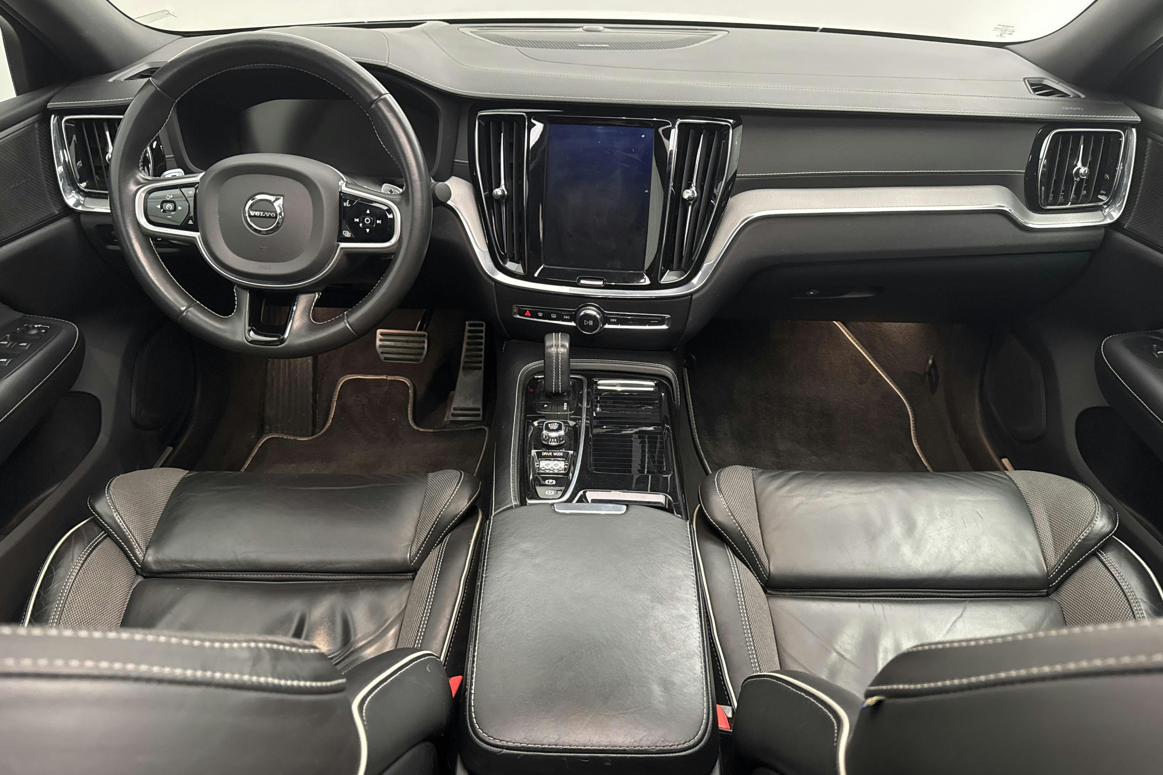 Volvo S60 T8 AWD Twin Engine Polestar Engineered (405hk) - 10 805 mil - Automat - vit - 2020