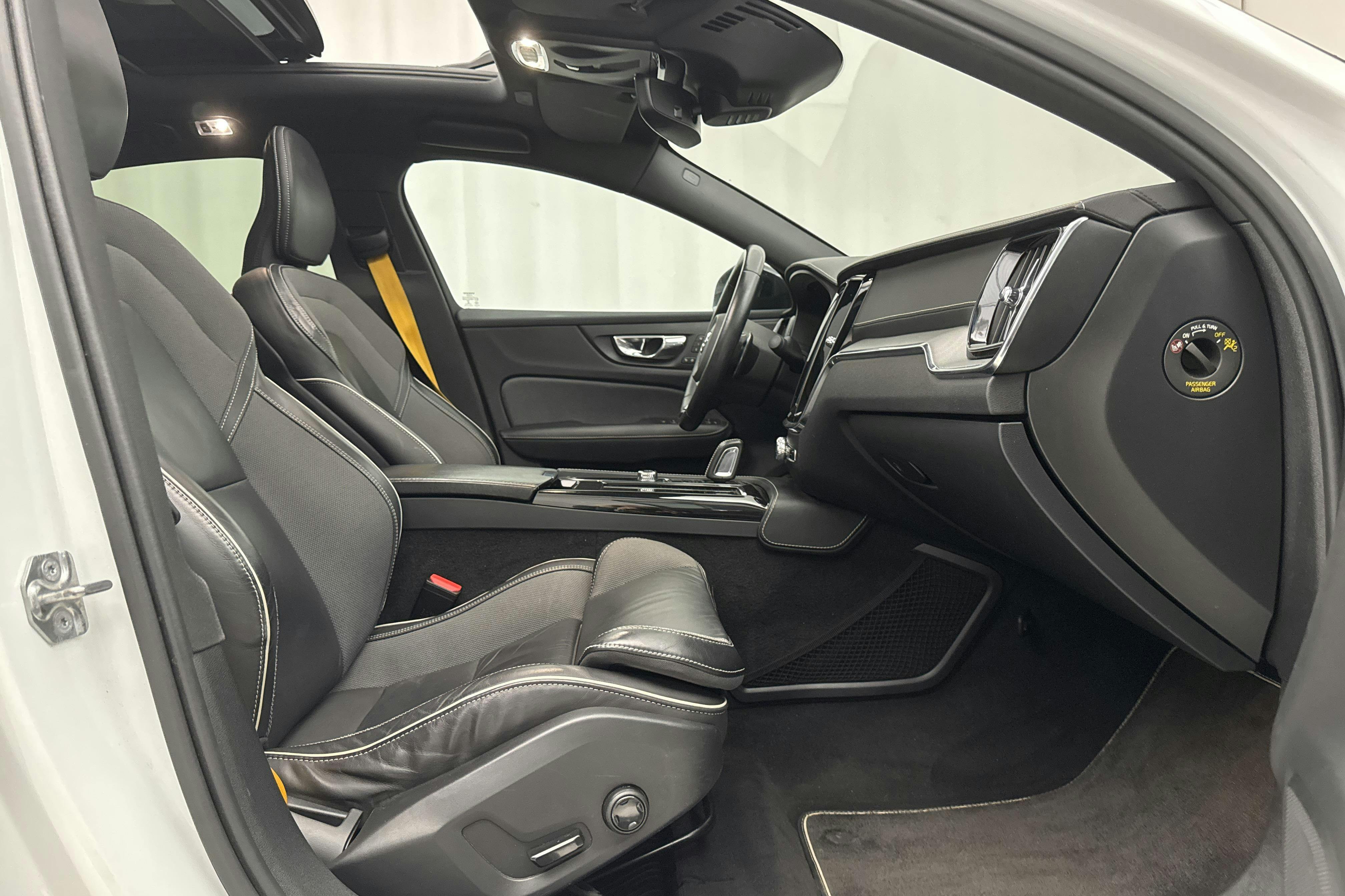 Volvo S60 T8 AWD Twin Engine Polestar Engineered (405hk) - 10 805 mil - Automat - vit - 2020