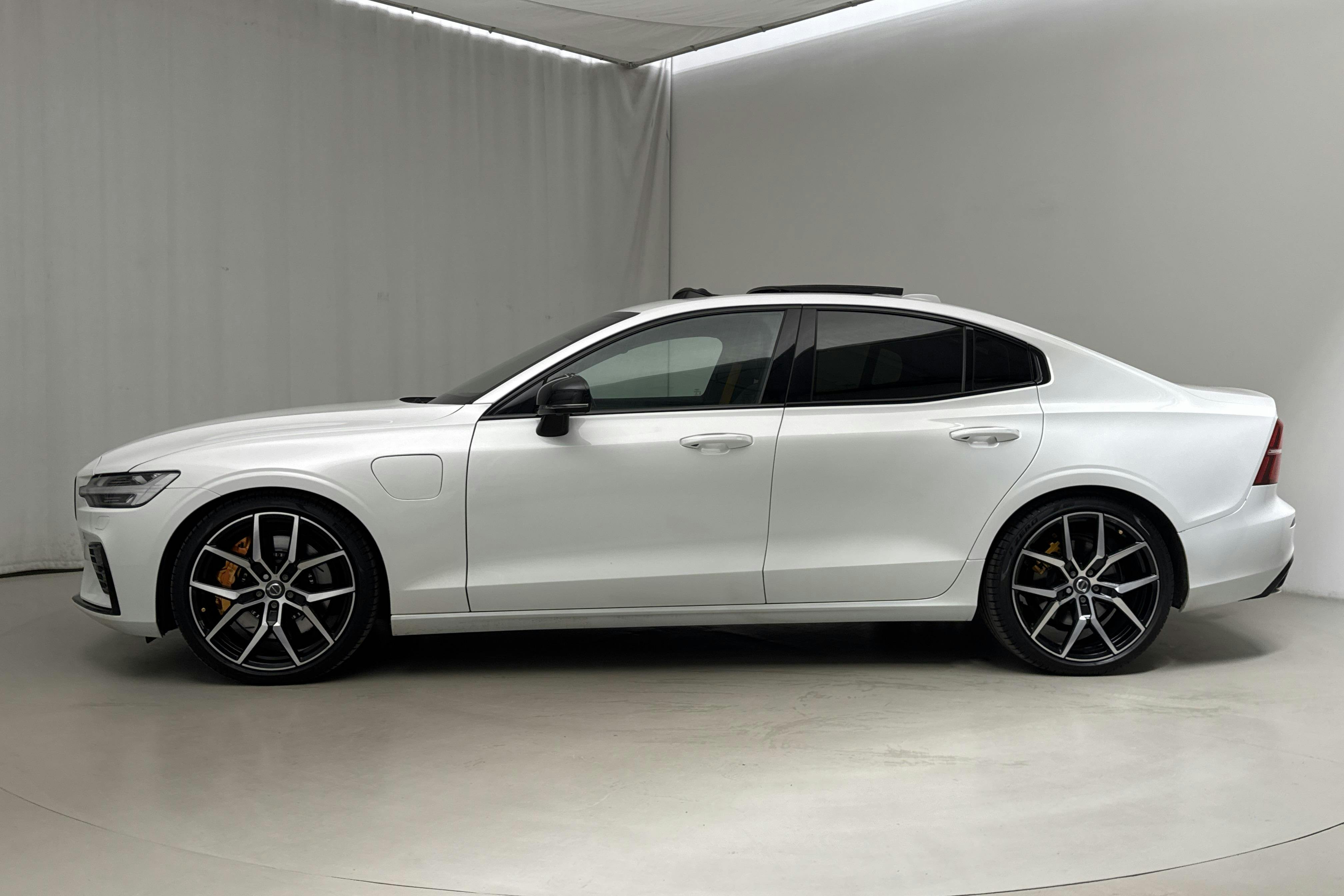 Volvo S60 T8 AWD Twin Engine Polestar Engineered (405hk) - 10 805 mil - Automat - vit - 2020