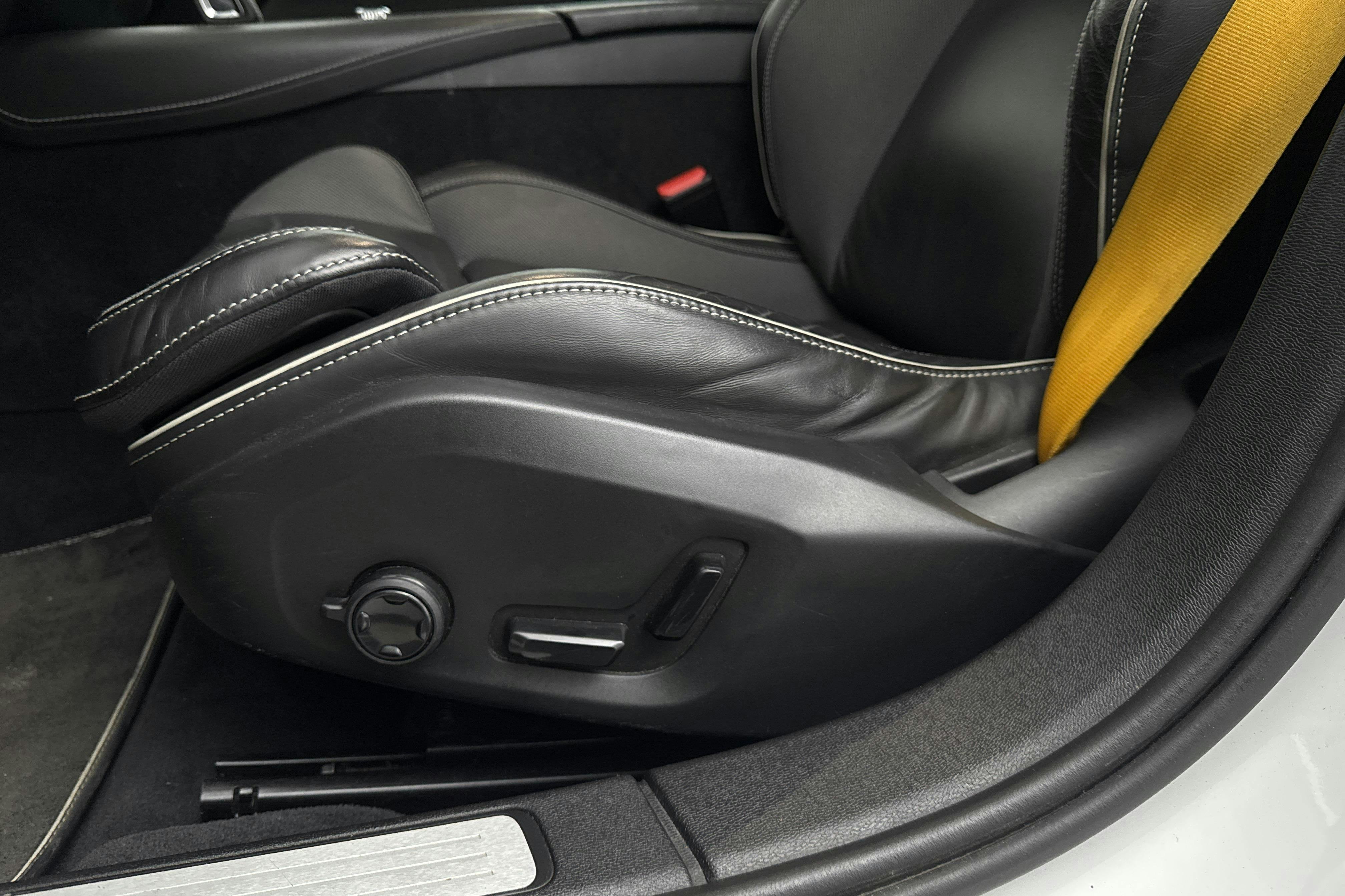 Volvo S60 T8 AWD Twin Engine Polestar Engineered (405hk) - 10 805 mil - Automat - vit - 2020