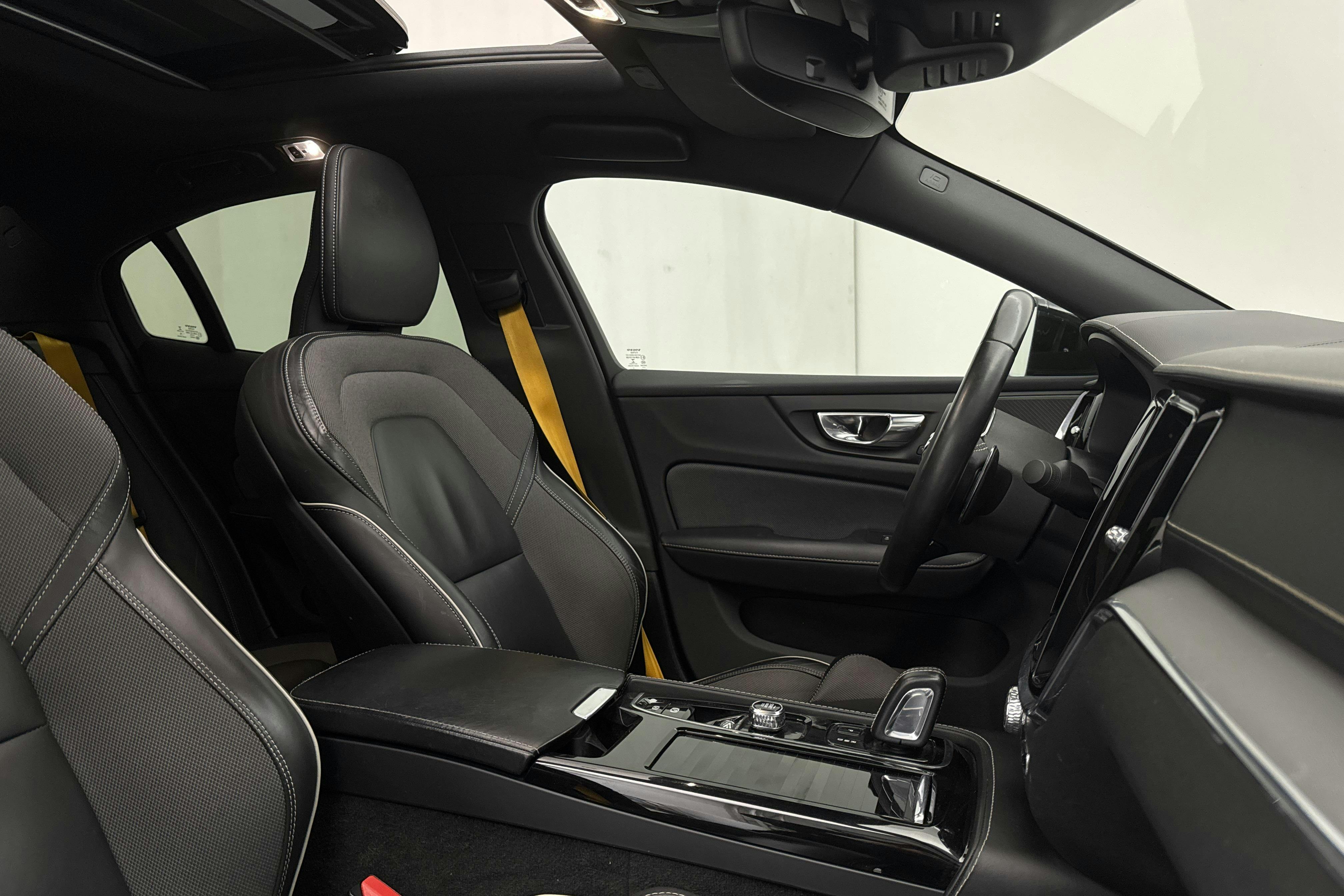 Volvo S60 T8 AWD Twin Engine Polestar Engineered (405hk) - 10 805 mil - Automat - vit - 2020