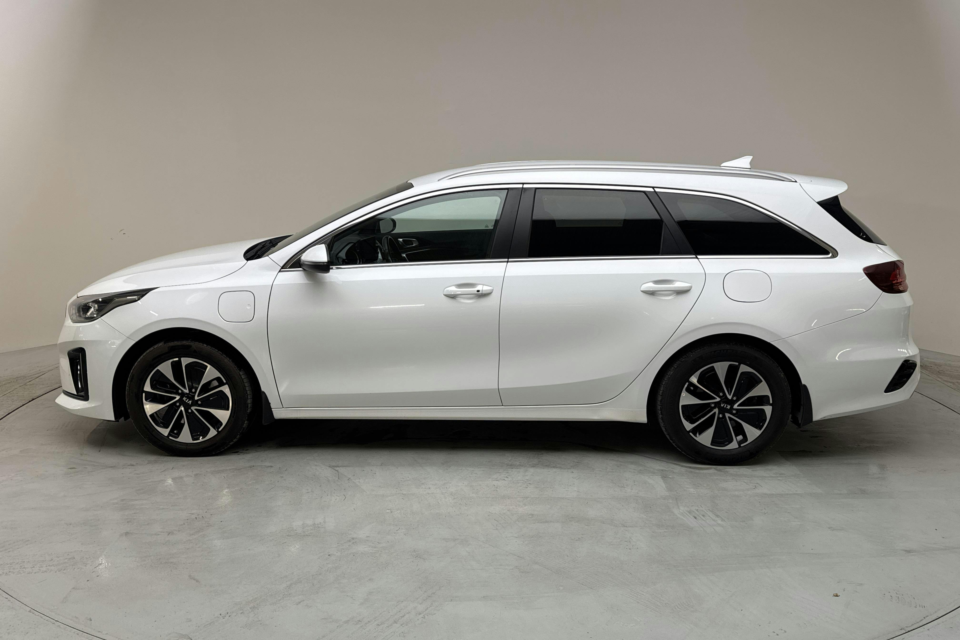 KIA Ceed 1.6 Plug-in Hybrid SW (141hk) - 16 823 mil - Automat - vit - 2020