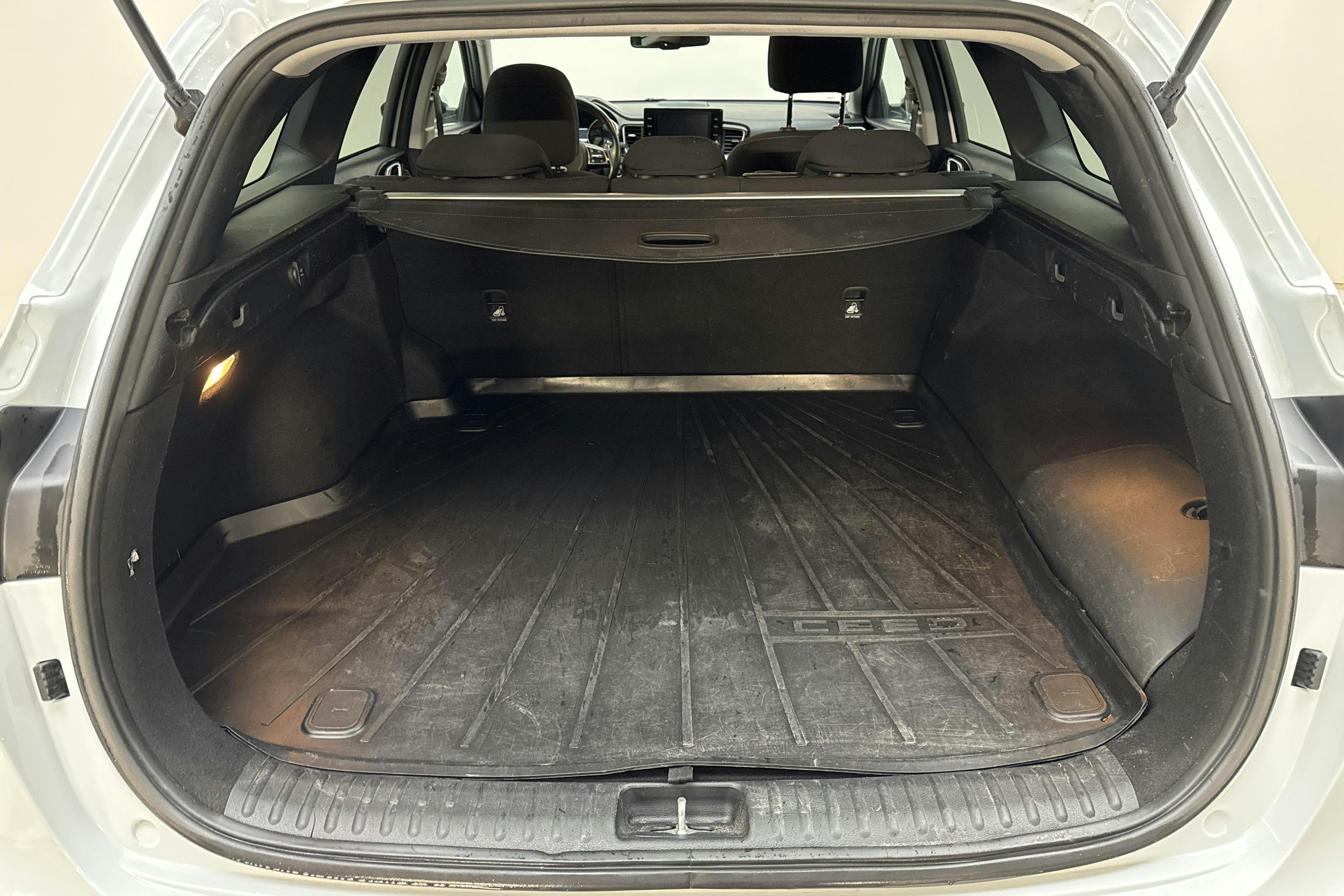 KIA Ceed 1.6 Plug-in Hybrid SW (141hk) - 16 823 mil - Automat - vit - 2020
