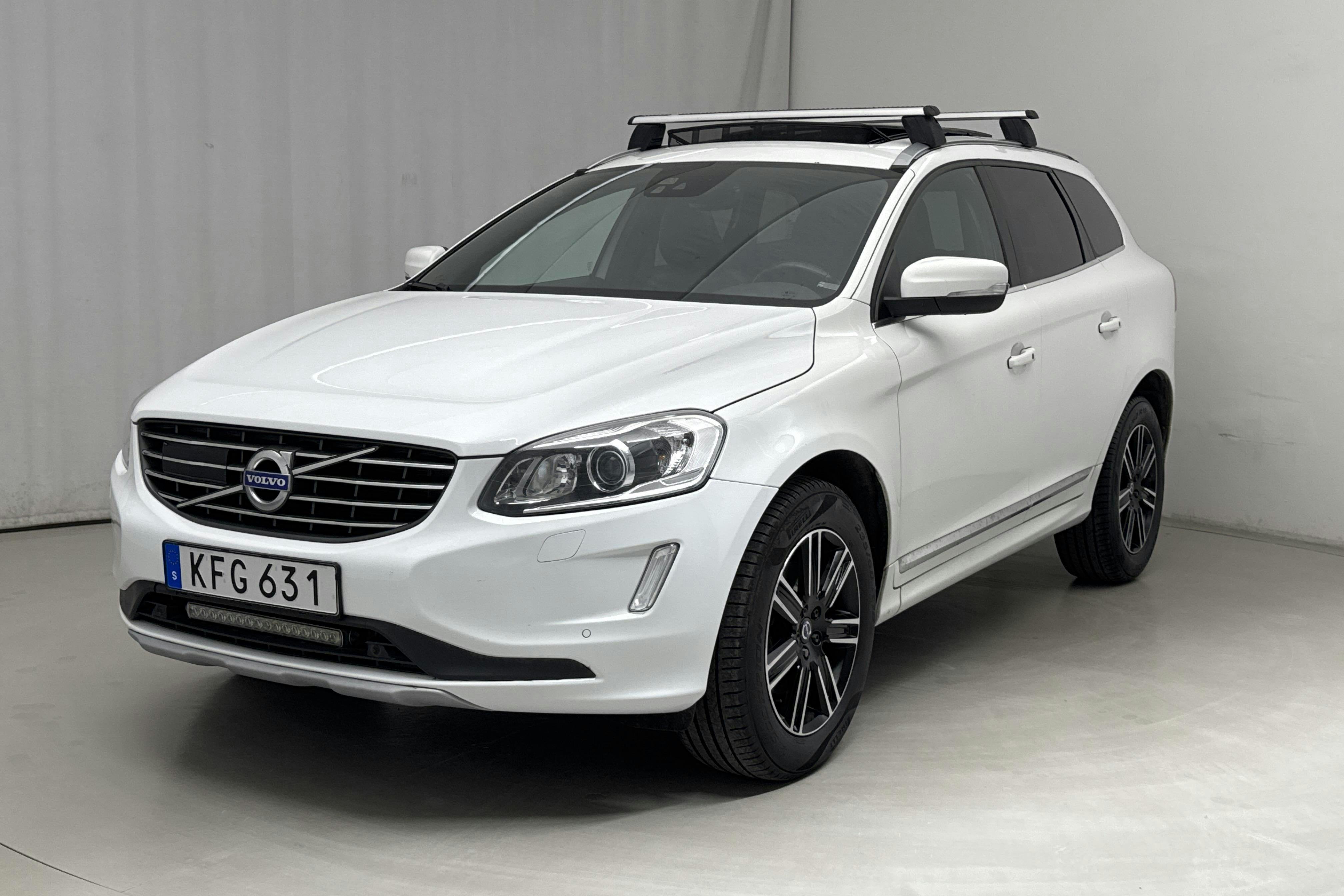Volvo XC60 D4 AWD (190hk) - 199 180 km - Käsitsi - valge - 2017