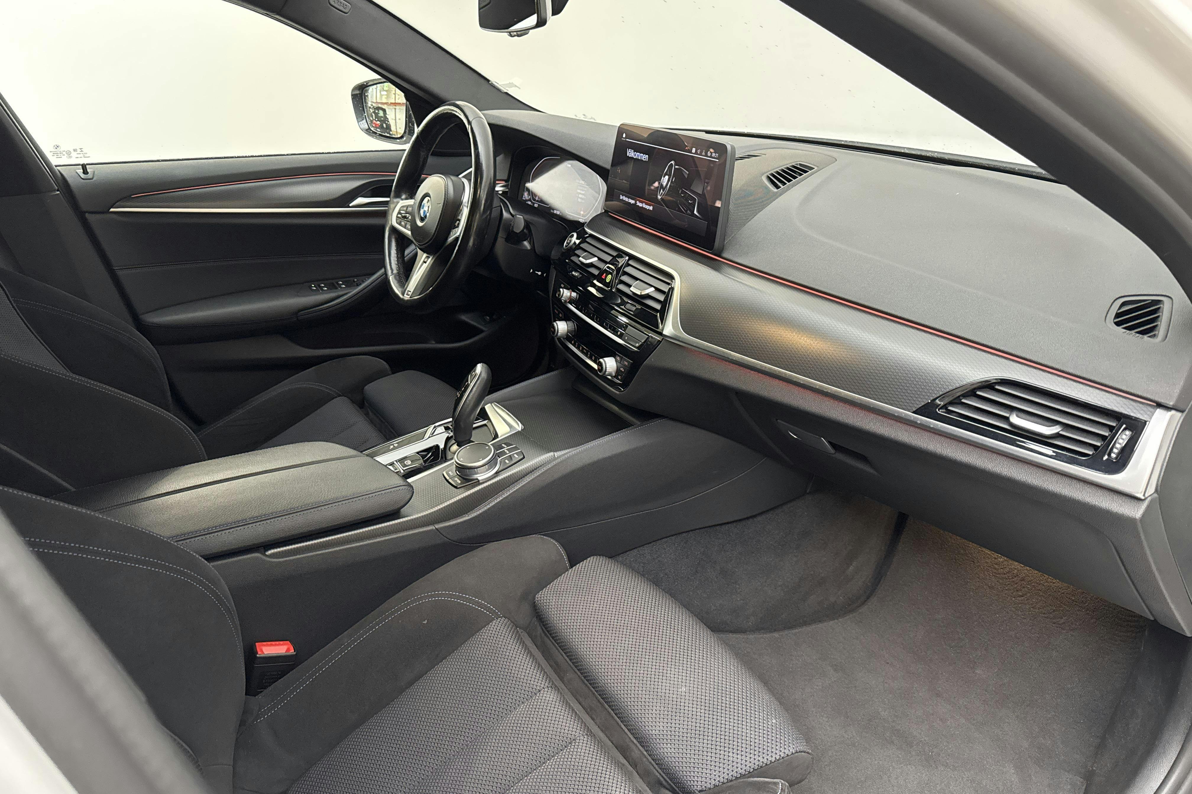BMW 520d xDrive Touring, G31 LCI (190hk+11hk) - 18 176 mil - Automat - vit - 2021