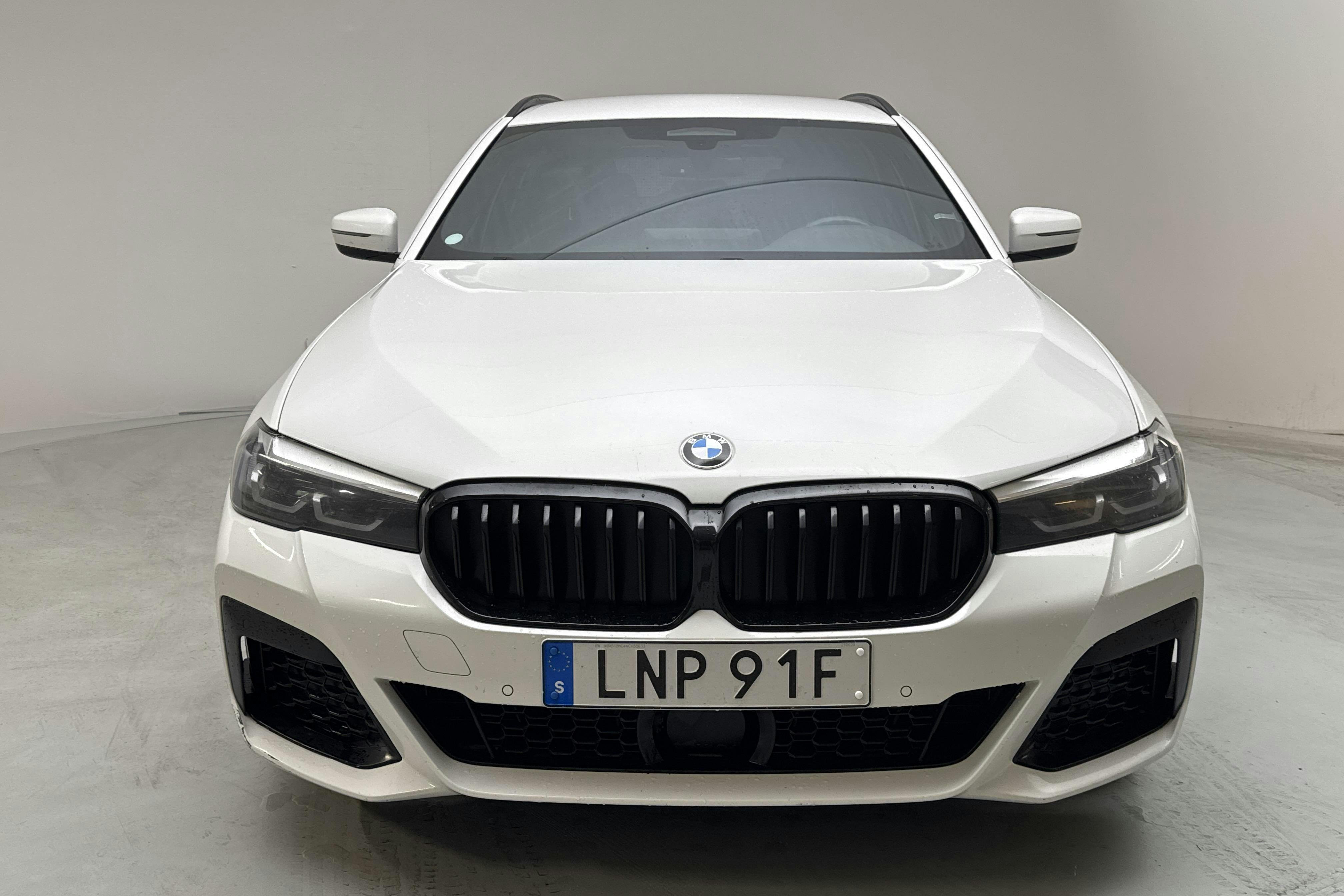 BMW 520d xDrive Touring, G31 LCI (190hk+11hk) - 18 176 mil - Automat - vit - 2021