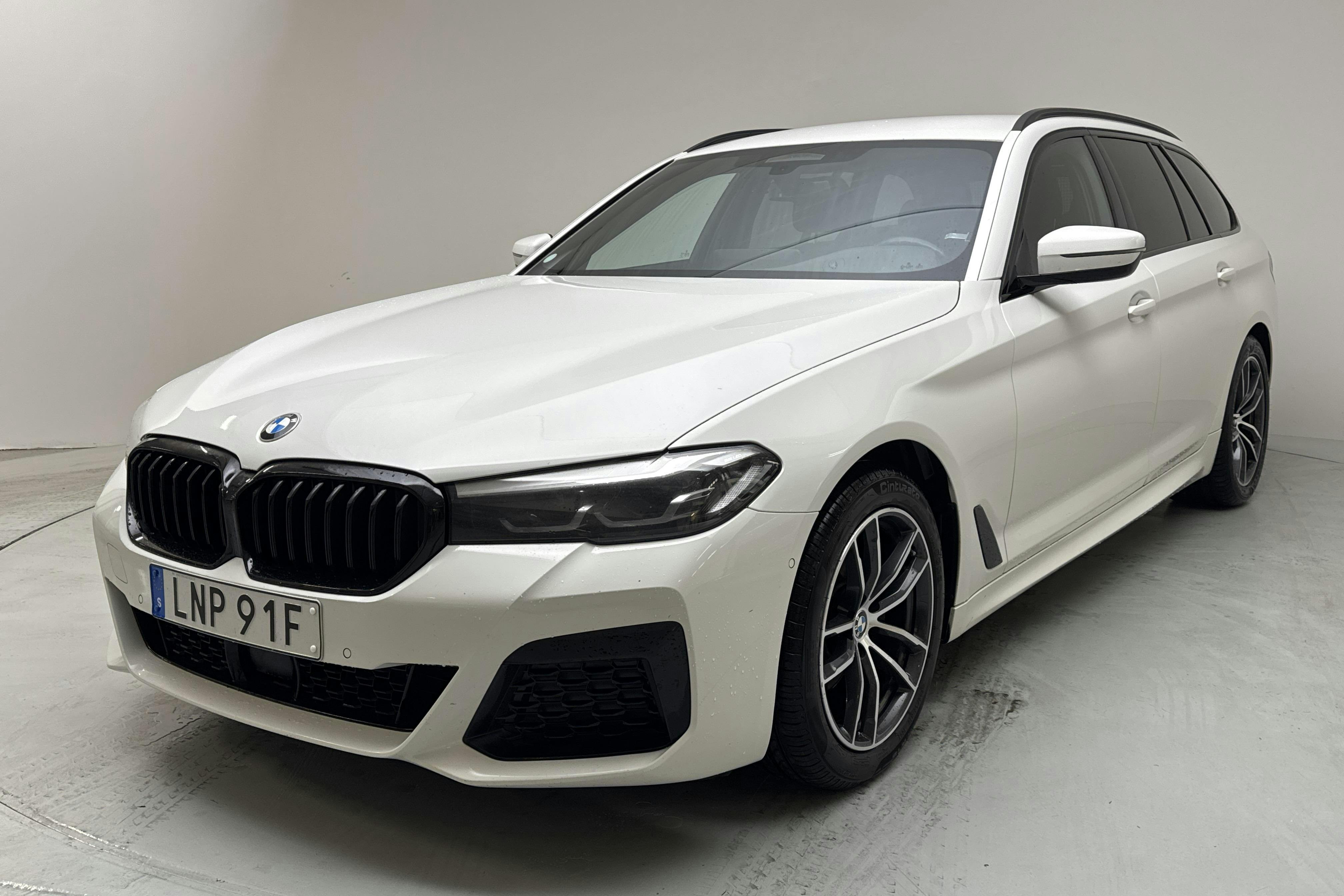 BMW 520d xDrive Touring, G31 LCI (190hk+11hk) - 18 176 mil - Automat - vit - 2021