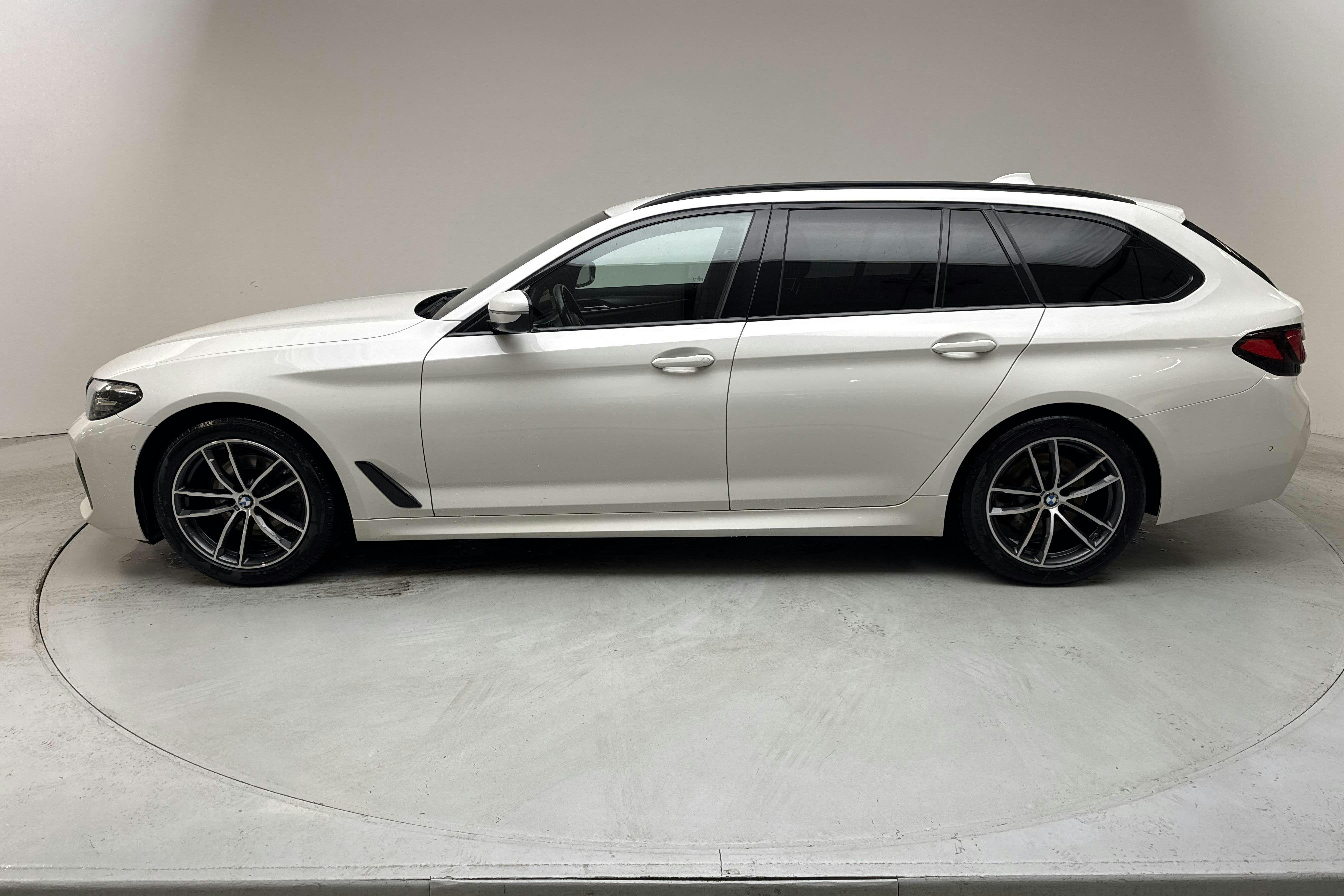 BMW 520d xDrive Touring, G31 LCI (190hk+11hk) - 18 176 mil - Automat - vit - 2021