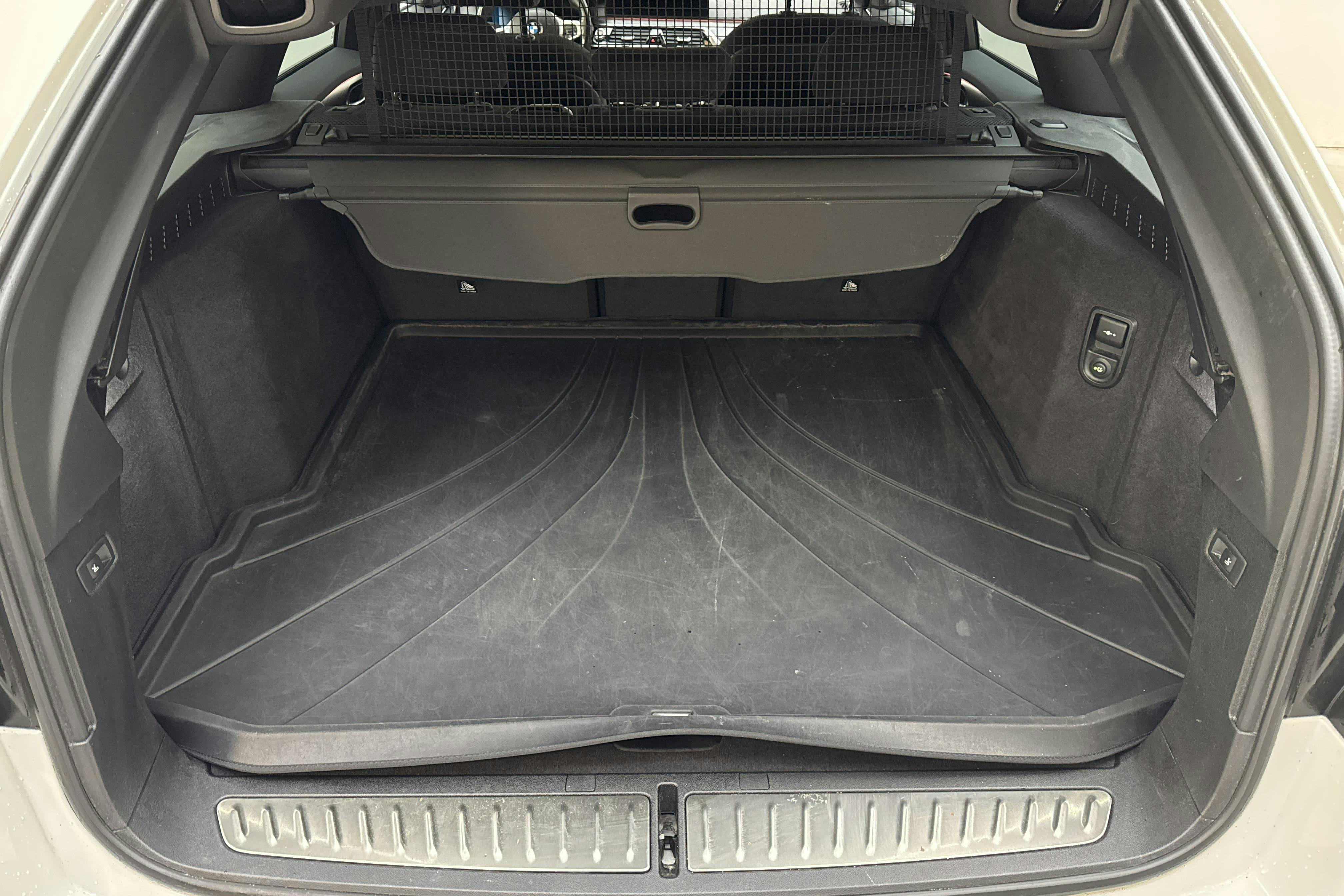 BMW 520d xDrive Touring, G31 LCI (190hk+11hk) - 18 176 mil - Automat - vit - 2021