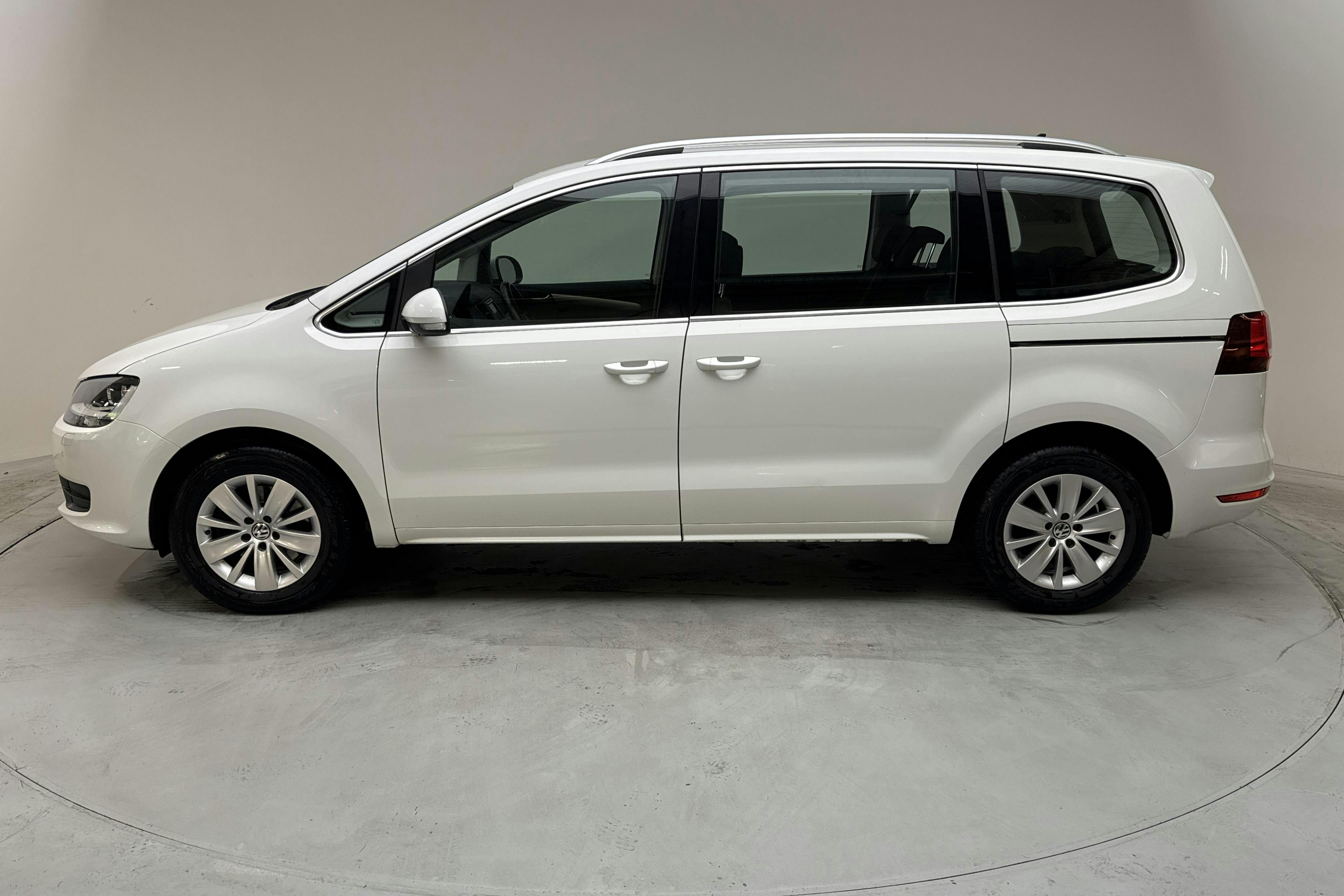 VW Sharan 1.4 TSI (150hk) - 14 317 mil - Automat - vit - 2020