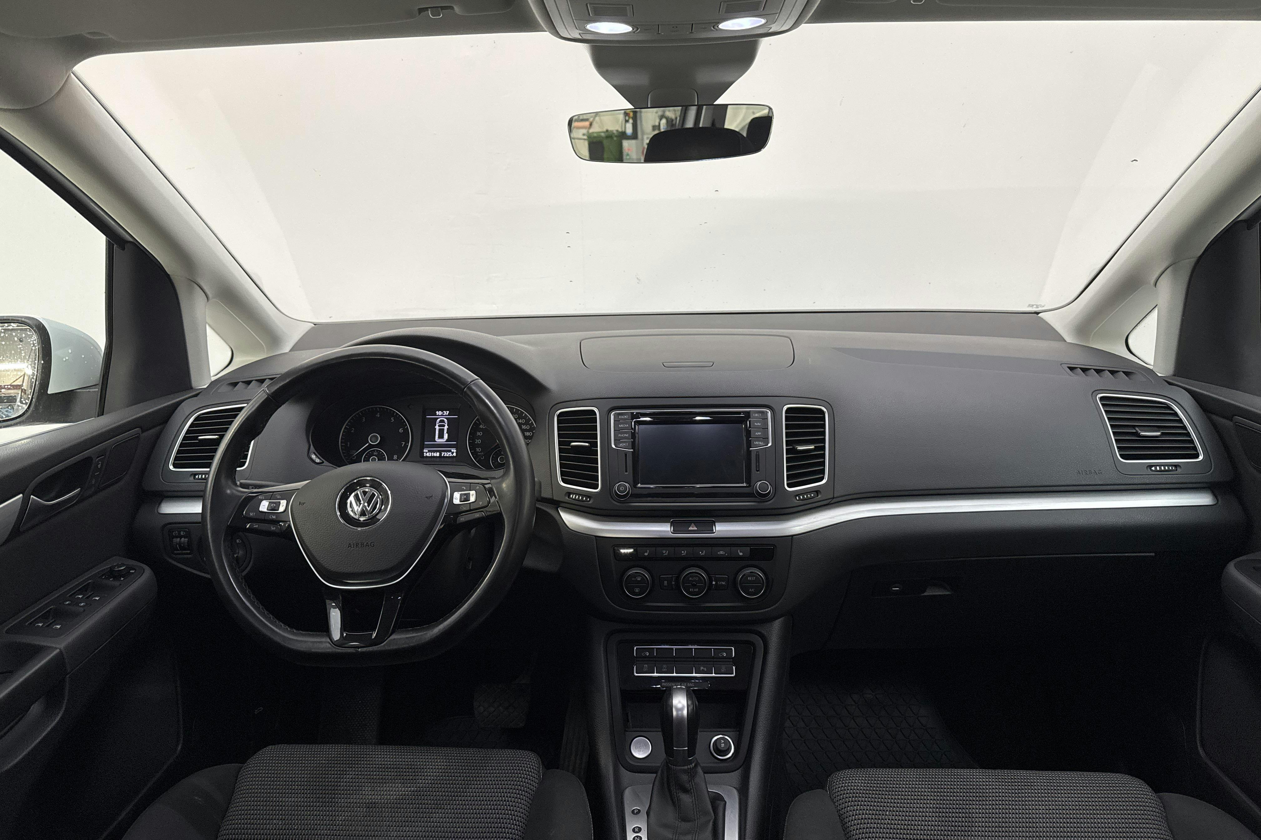 VW Sharan 1.4 TSI (150hk) - 14 317 mil - Automat - vit - 2020