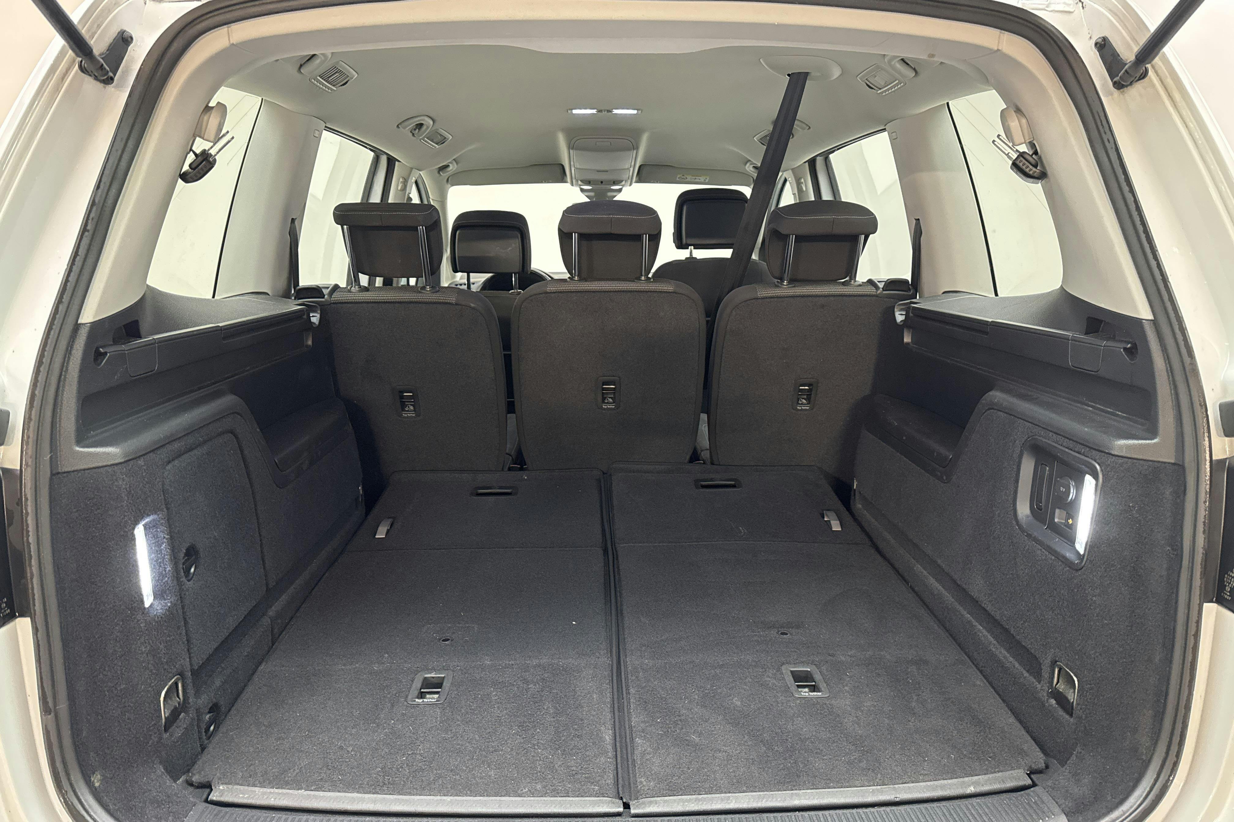VW Sharan 1.4 TSI (150hk) - 14 317 mil - Automat - vit - 2020