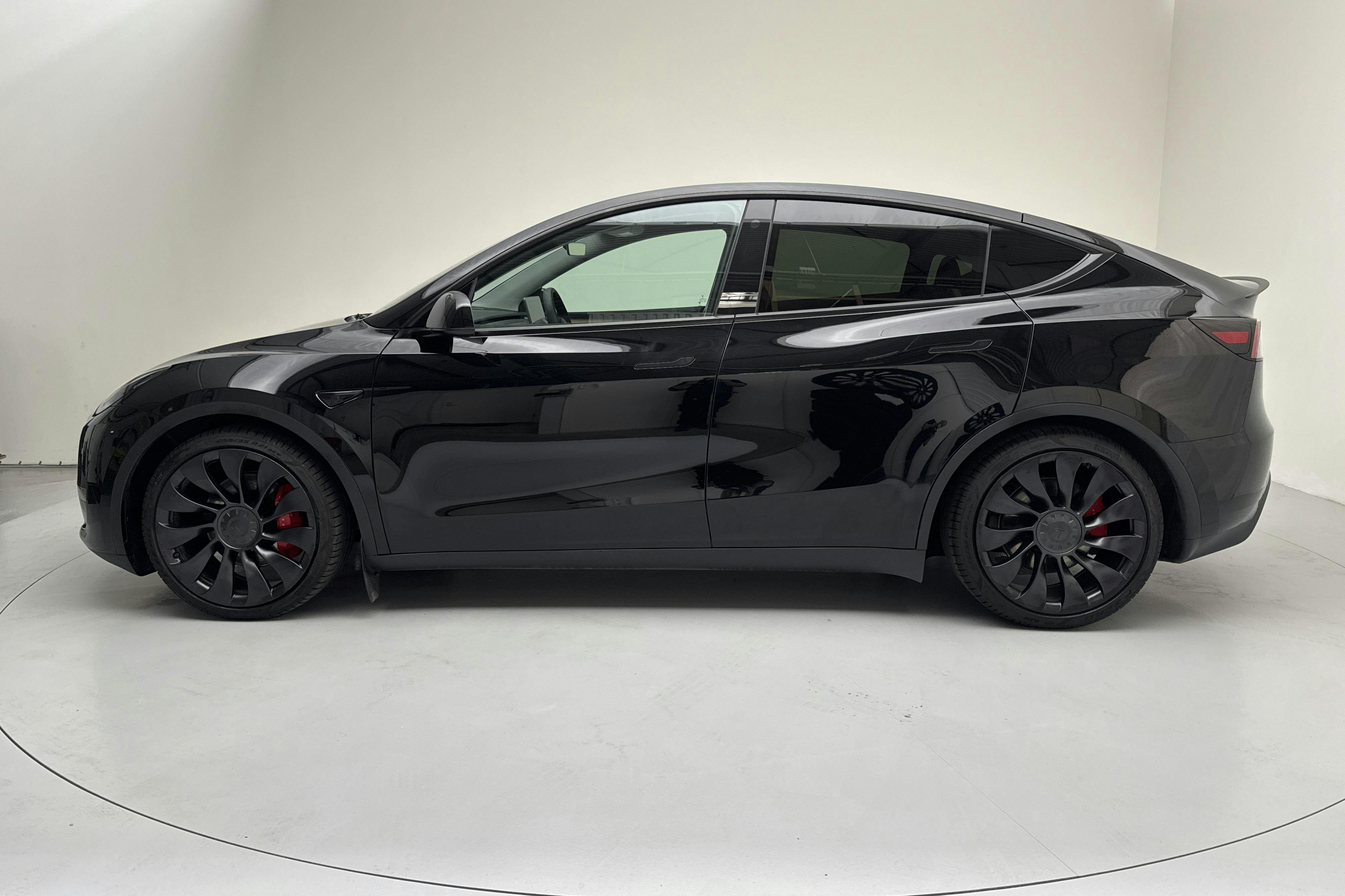 Tesla Model Y Performance Dual Motor AWD - 1 346 mil - Automat - svart - 2024