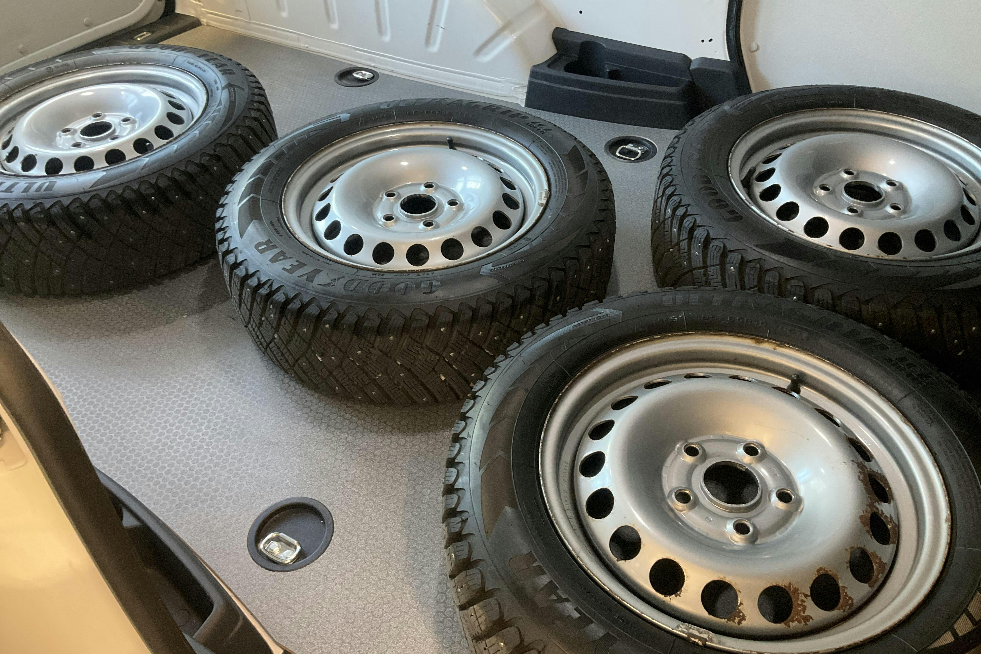 VW Caddy 2.0 TDI Maxi Skåp (102hk) - 1 310 mil - Automat - vit - 2020
