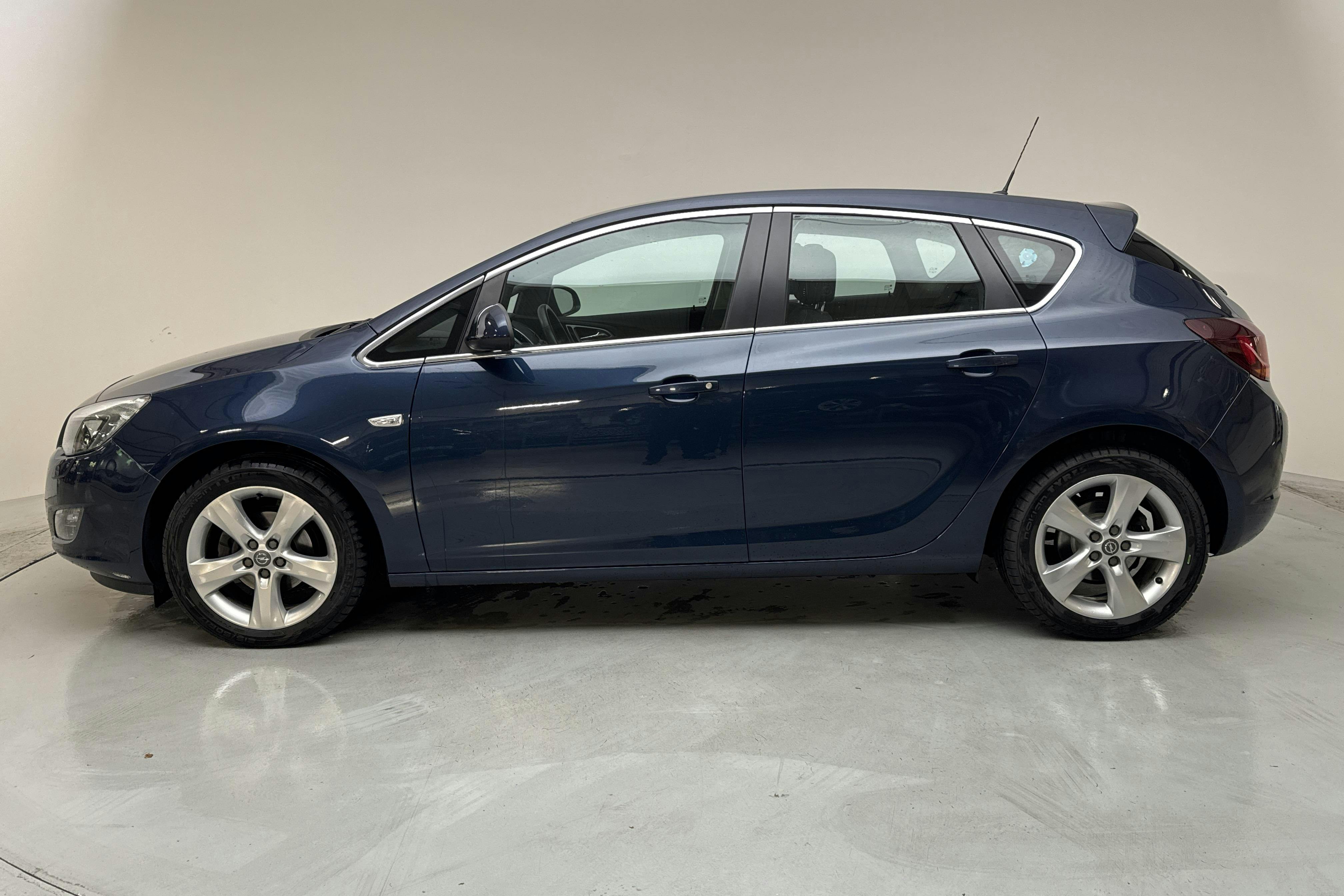 Opel Astra 1.4 Turbo ECOTEC 5dr (140hk) - 8 030 mil - Automat - Dark Blue - 2011
