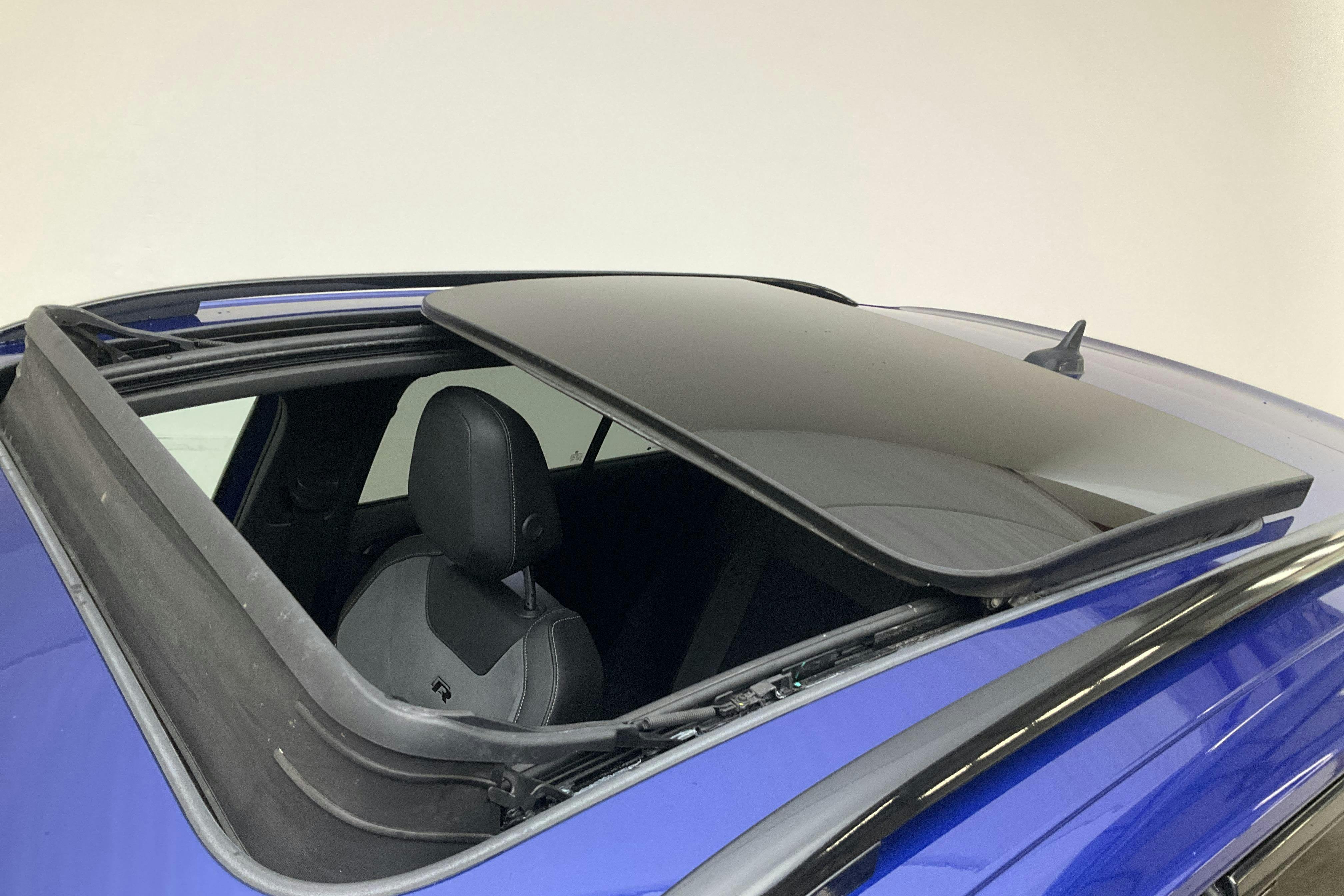 VW T-Roc R 2.0 TSI 4MOTION (300hk) - 8 177 mil - Automat - blå - 2020