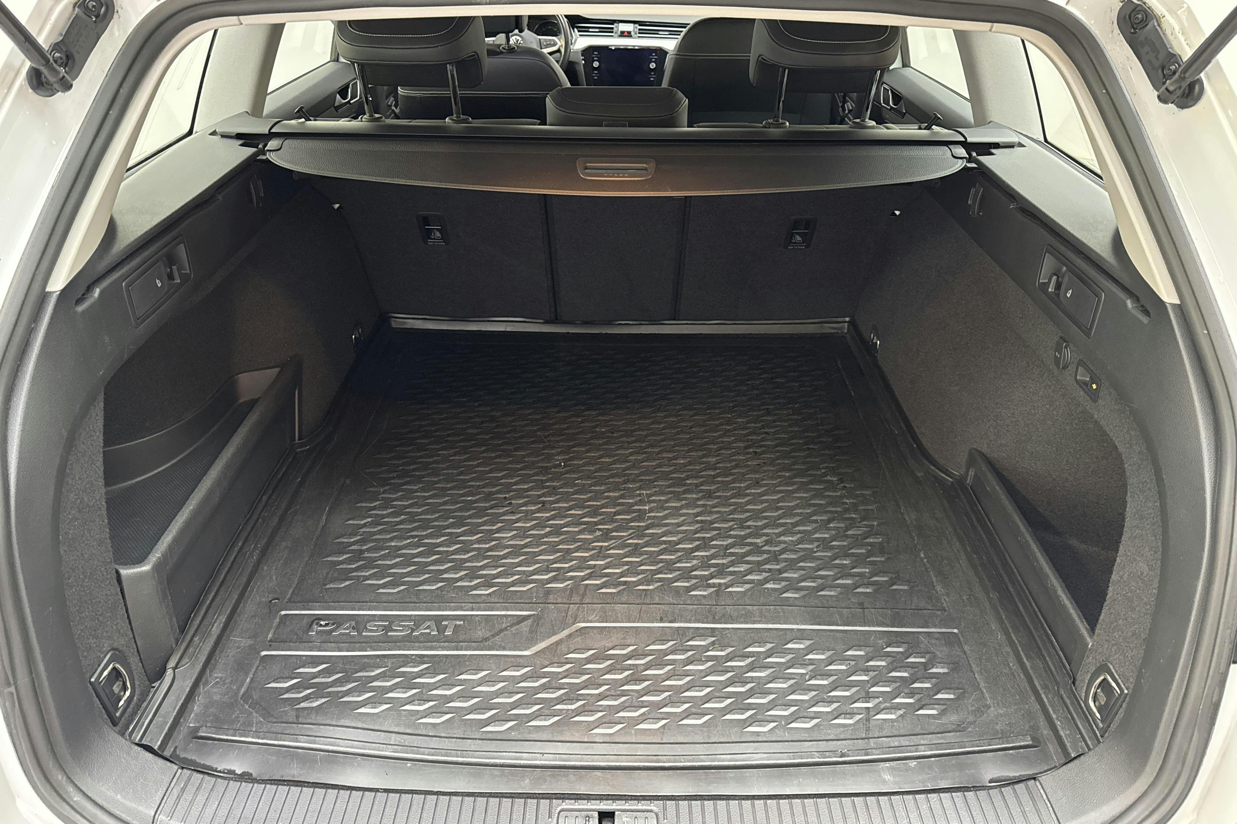 VW Passat 1.4 GTE Sportscombi (218hk) - 10 081 mil - Automat - vit - 2020