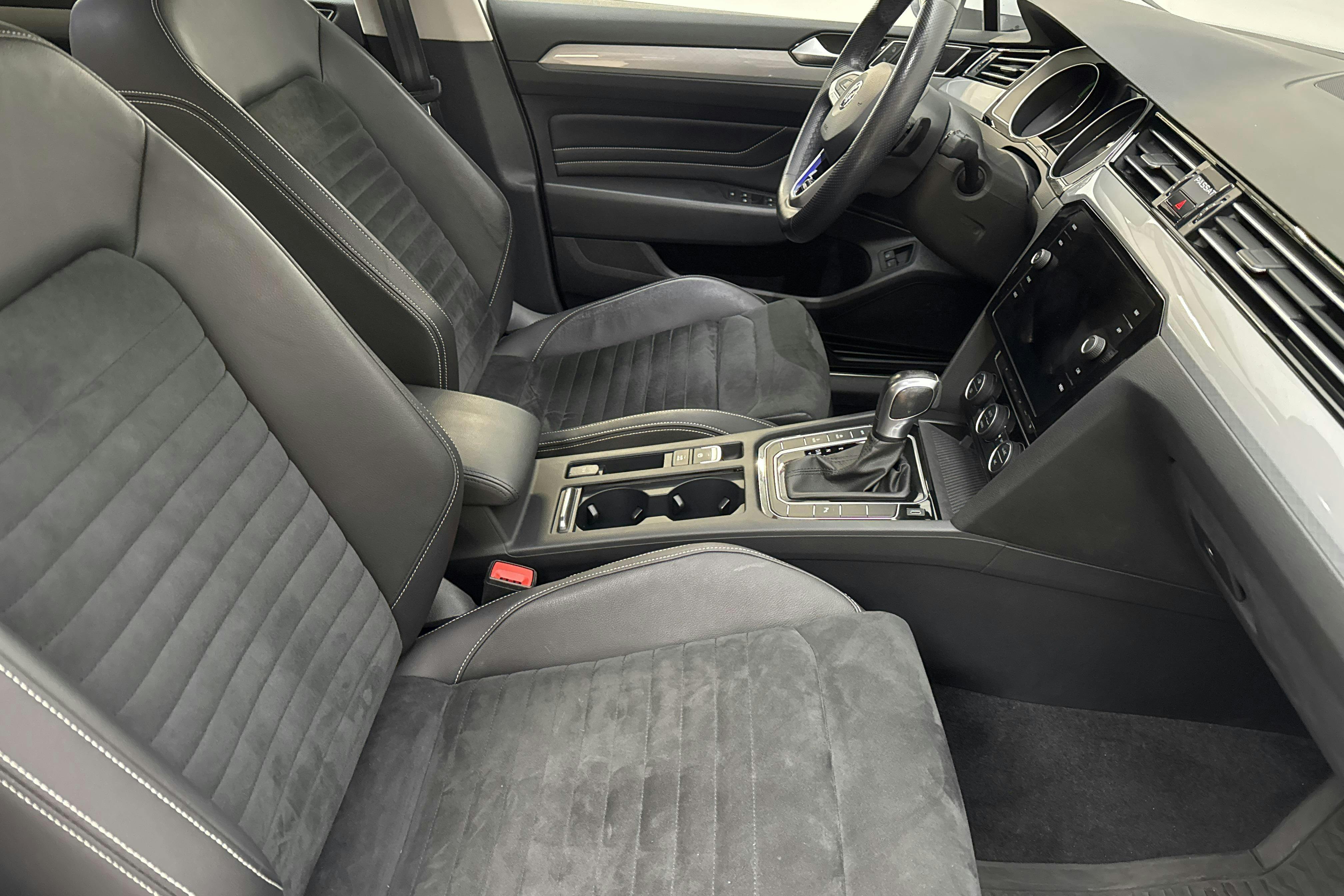 VW Passat 1.4 GTE Sportscombi (218hk) - 10 081 mil - Automat - vit - 2020