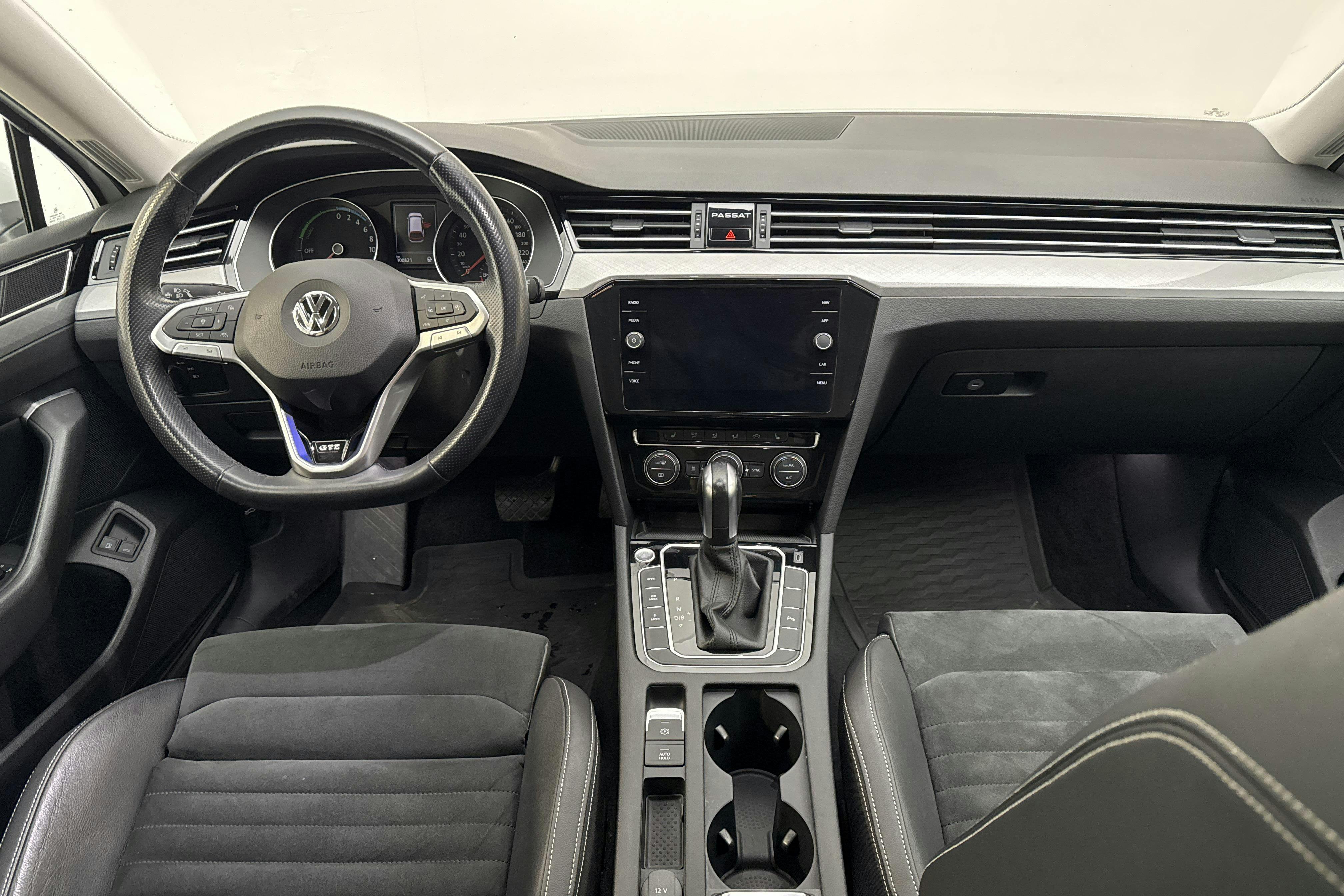 VW Passat 1.4 GTE Sportscombi (218hk) - 10 081 mil - Automat - vit - 2020