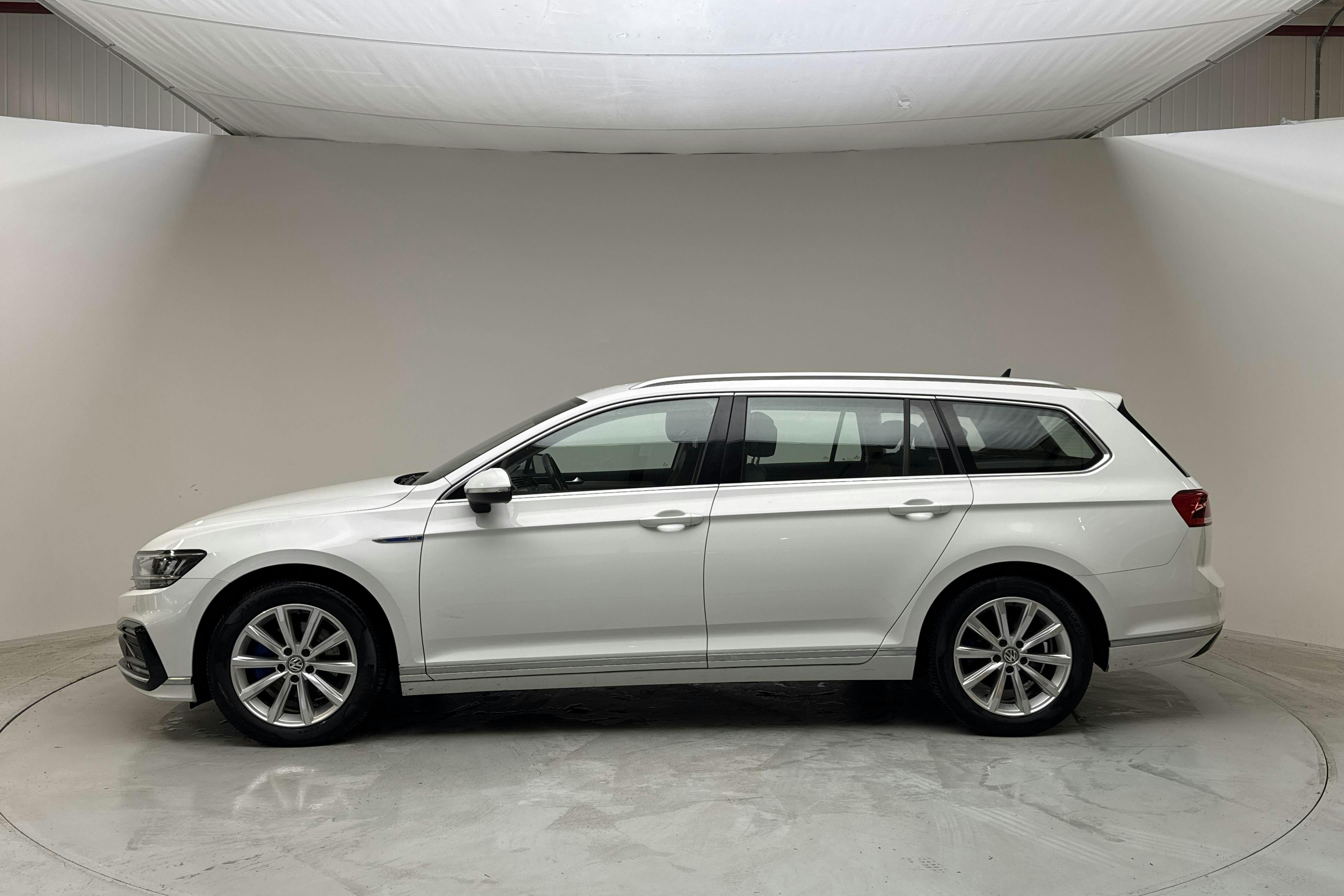 VW Passat 1.4 GTE Sportscombi (218hk) - 10 081 mil - Automat - vit - 2020