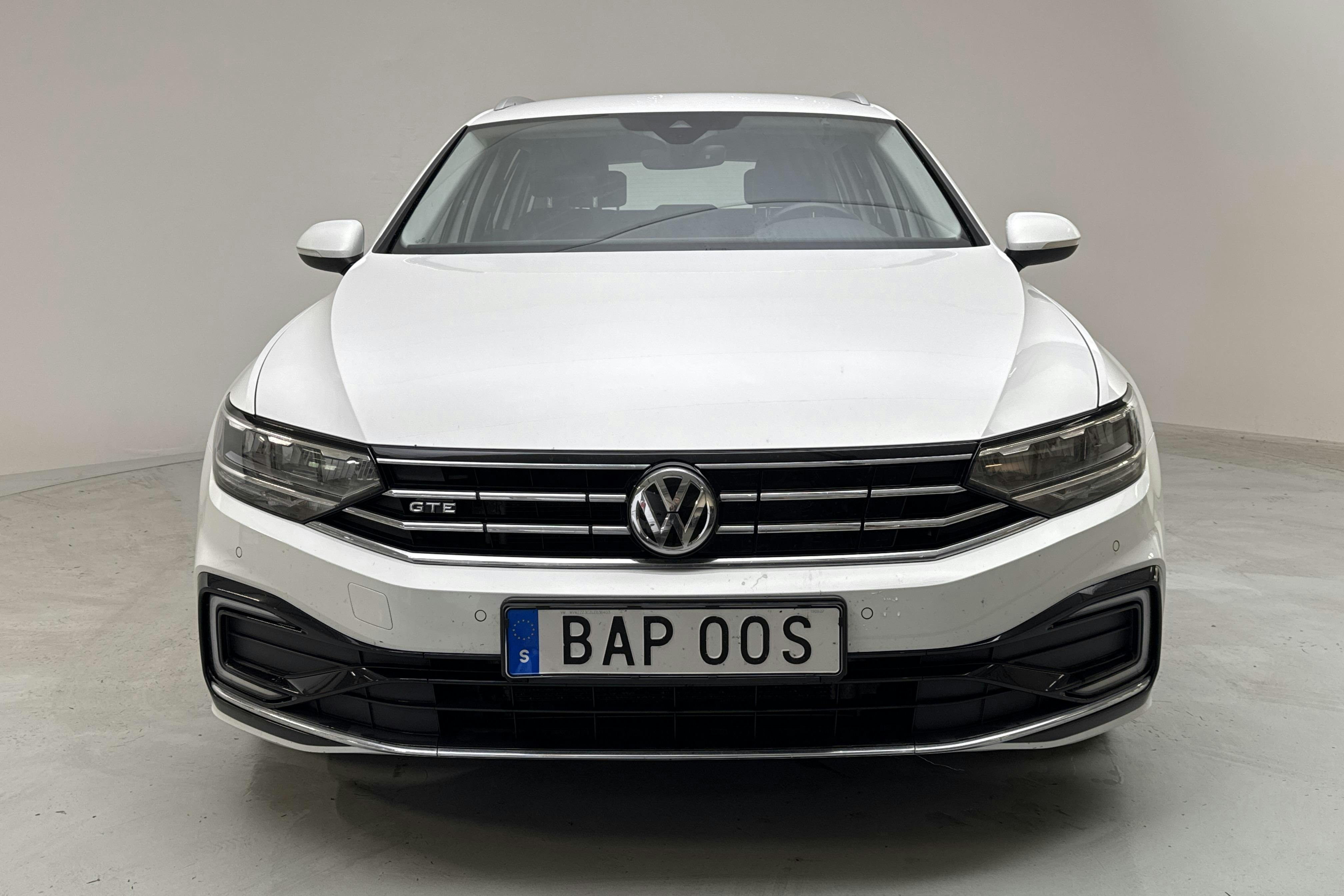 VW Passat 1.4 GTE Sportscombi (218hk) - 10 081 mil - Automat - vit - 2020