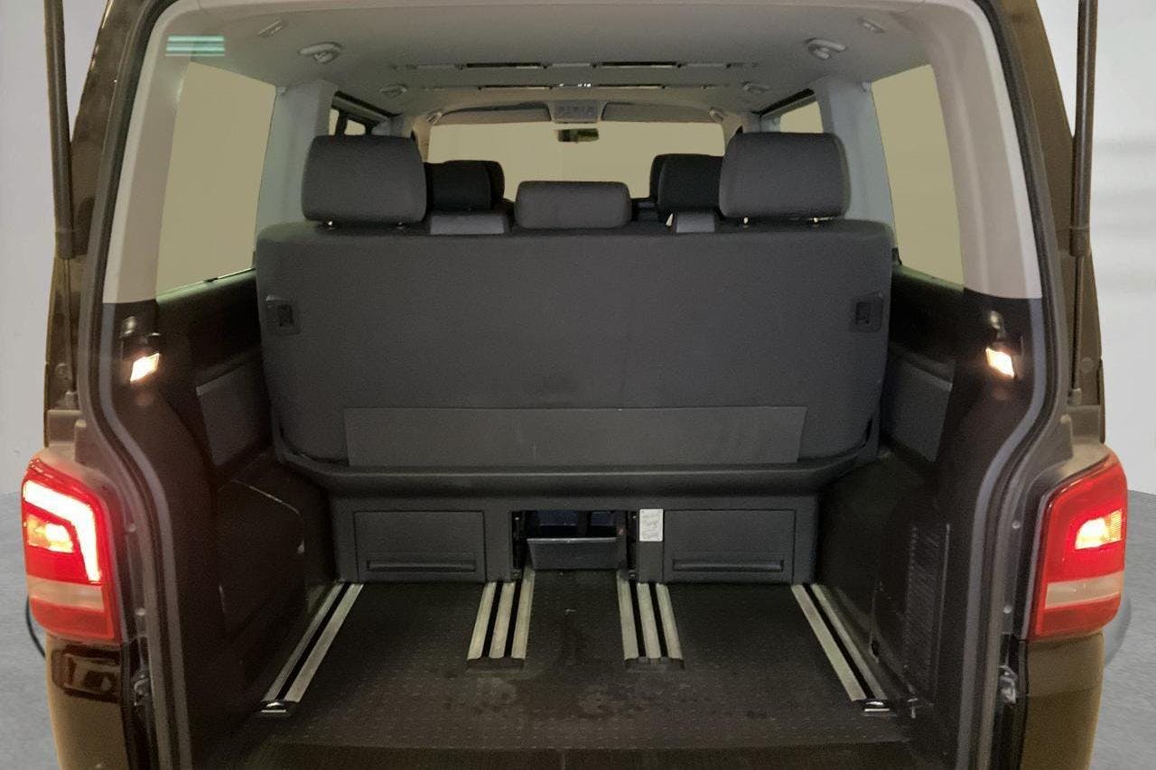 VW Multivan T5 2.0 TDI 4MOTION (140hk) - 15 898 mil - Manuell - svart - 2010